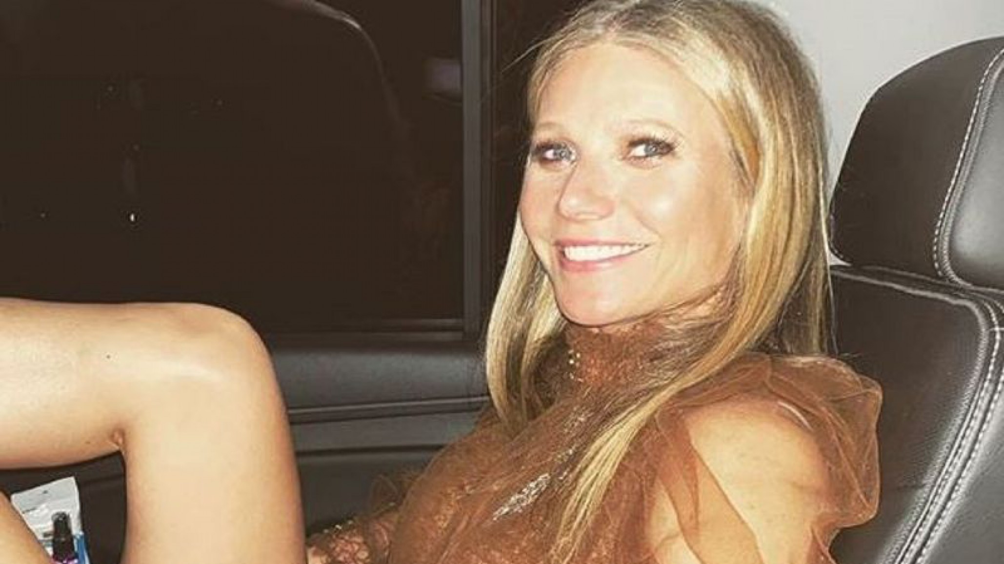 Gwyneth Paltrow presentó su documental rodeada de rosas y mostrando sus abdominales