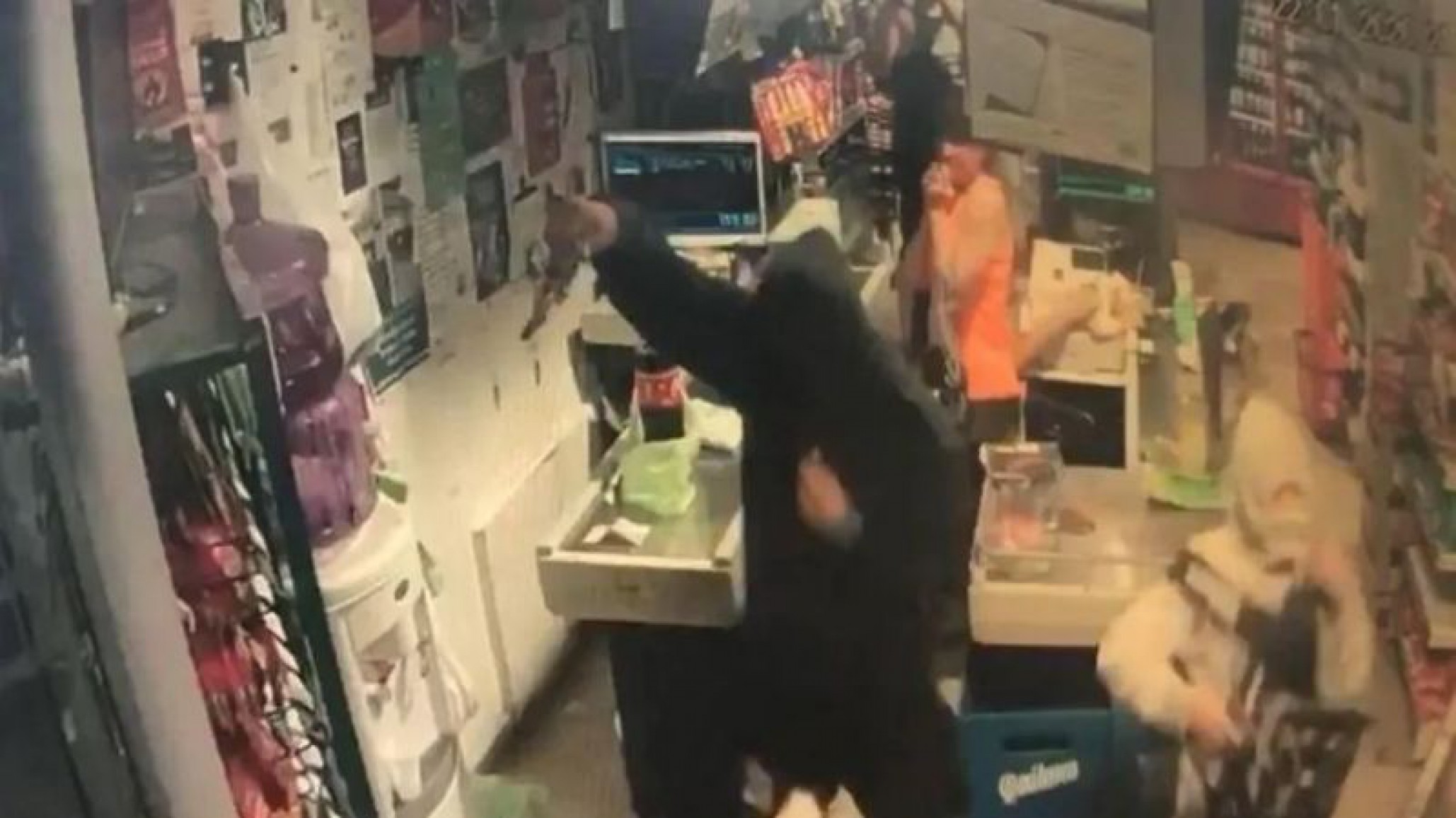 Tiempos violentos: roban a una embarazada, su compañera les tiró un cajón de cerveza