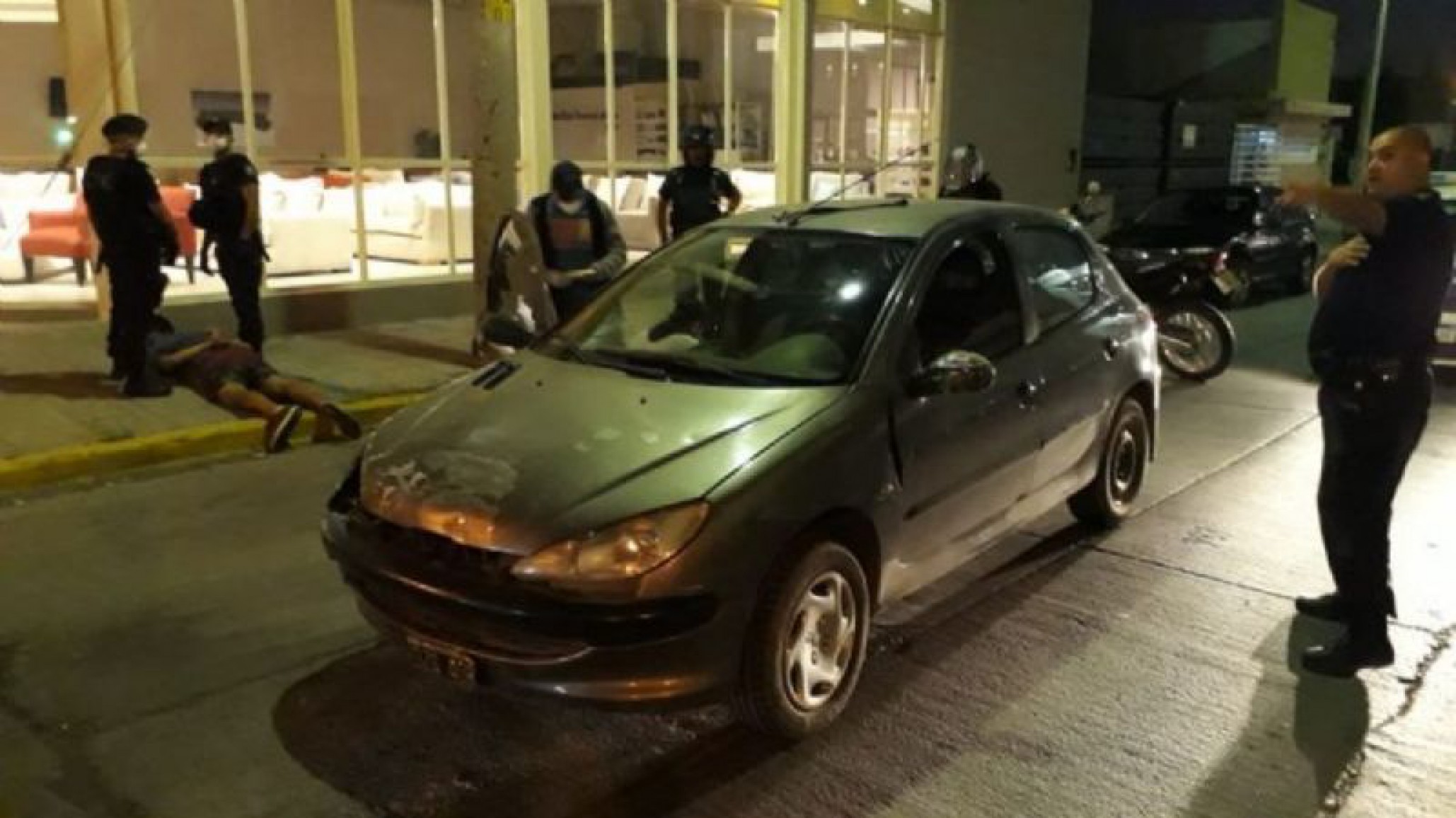 En control por cuarentena cayeron una enfermera y delincuente con droga, ella se amparó en su profesión