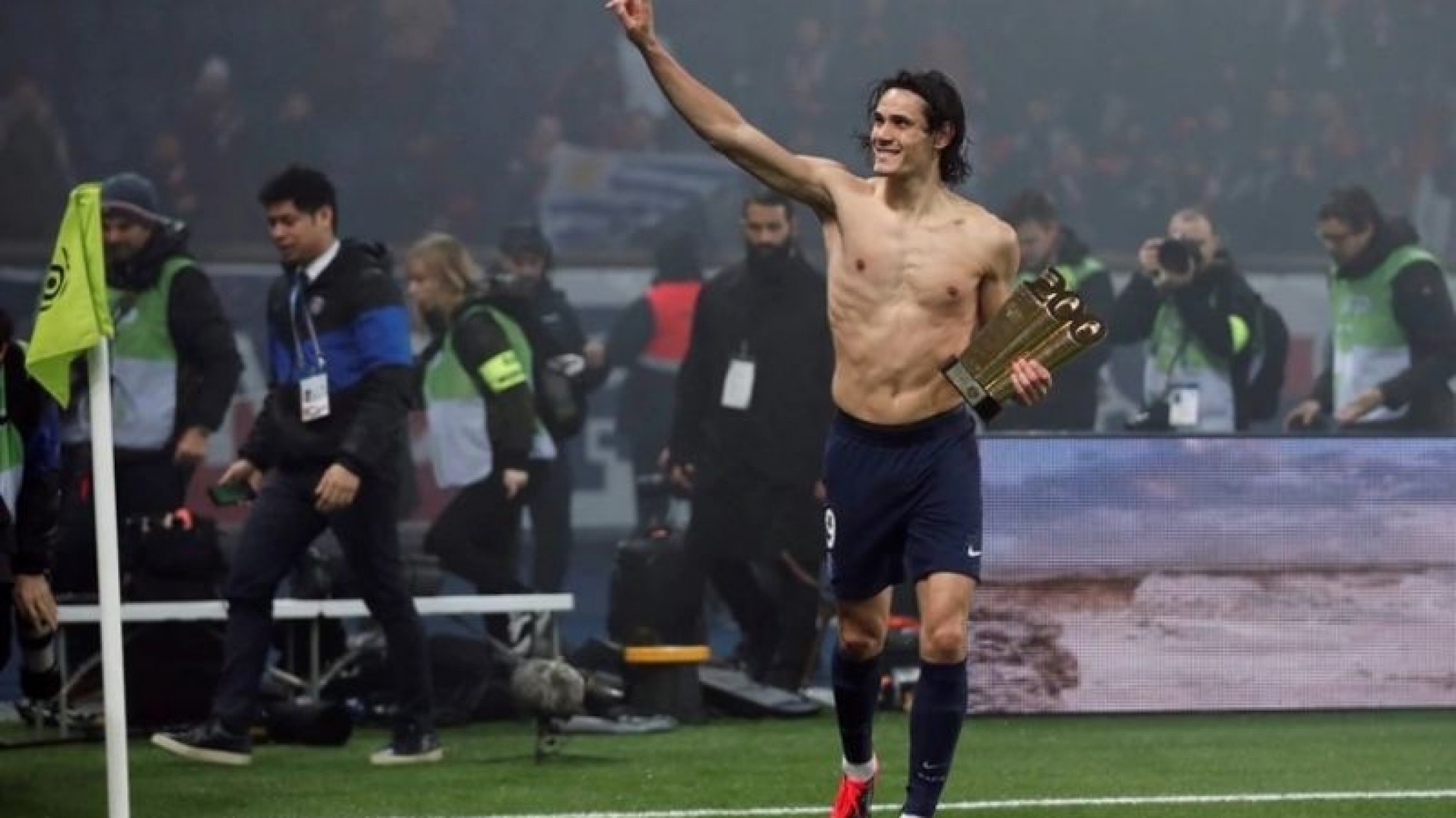 Un futbolista uruguayo imagina a Cavani con la camiseta de Boca ¿Se dará?