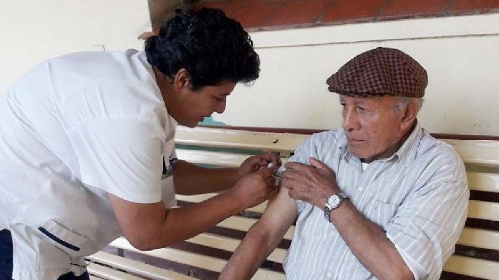 Operativos para vacunar a los jubilados en las filas de los bancos