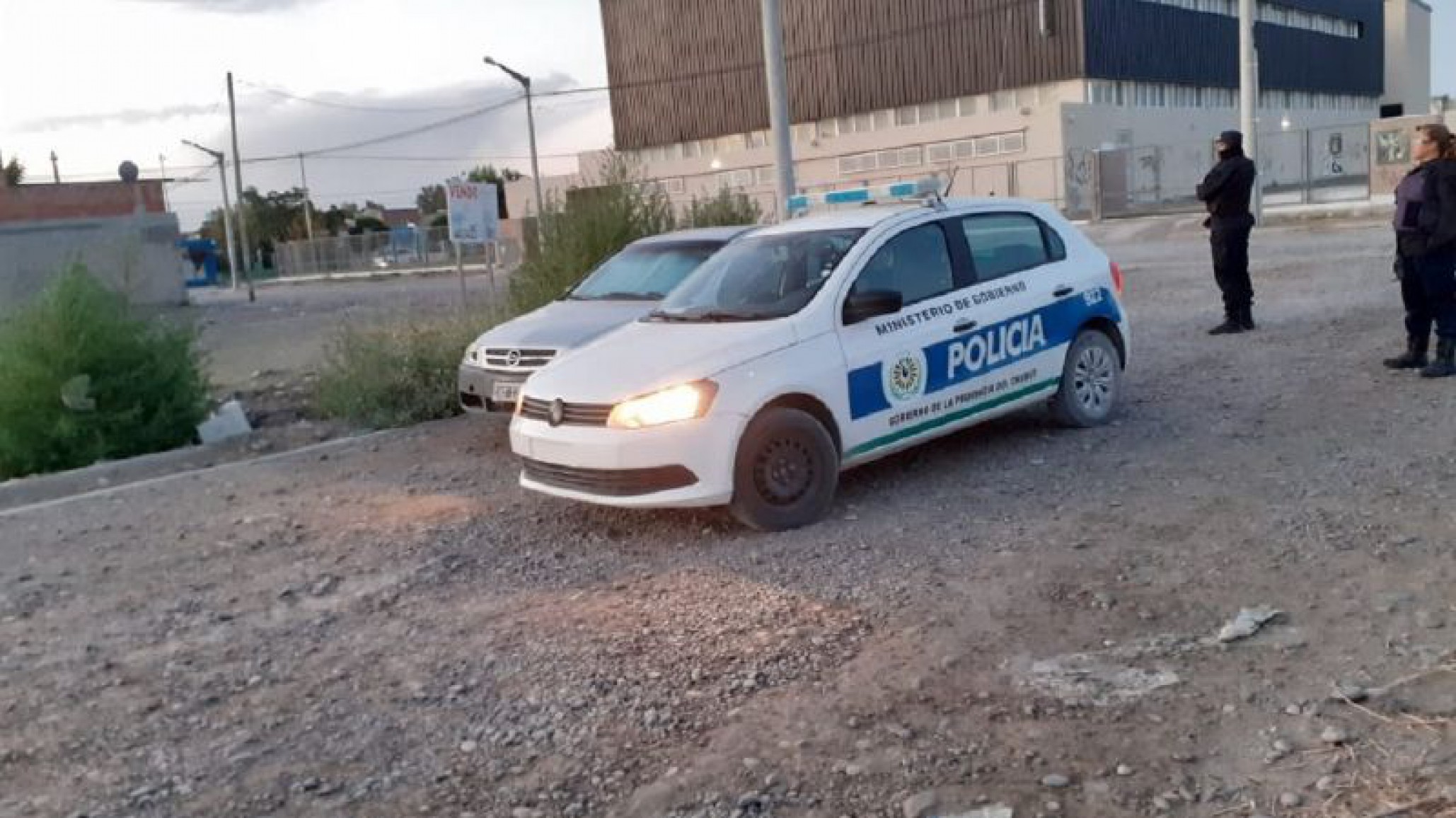Chubut: una docente y un policía fueron sorprendidos en el asiento trasero de un auto violando la cuarentena