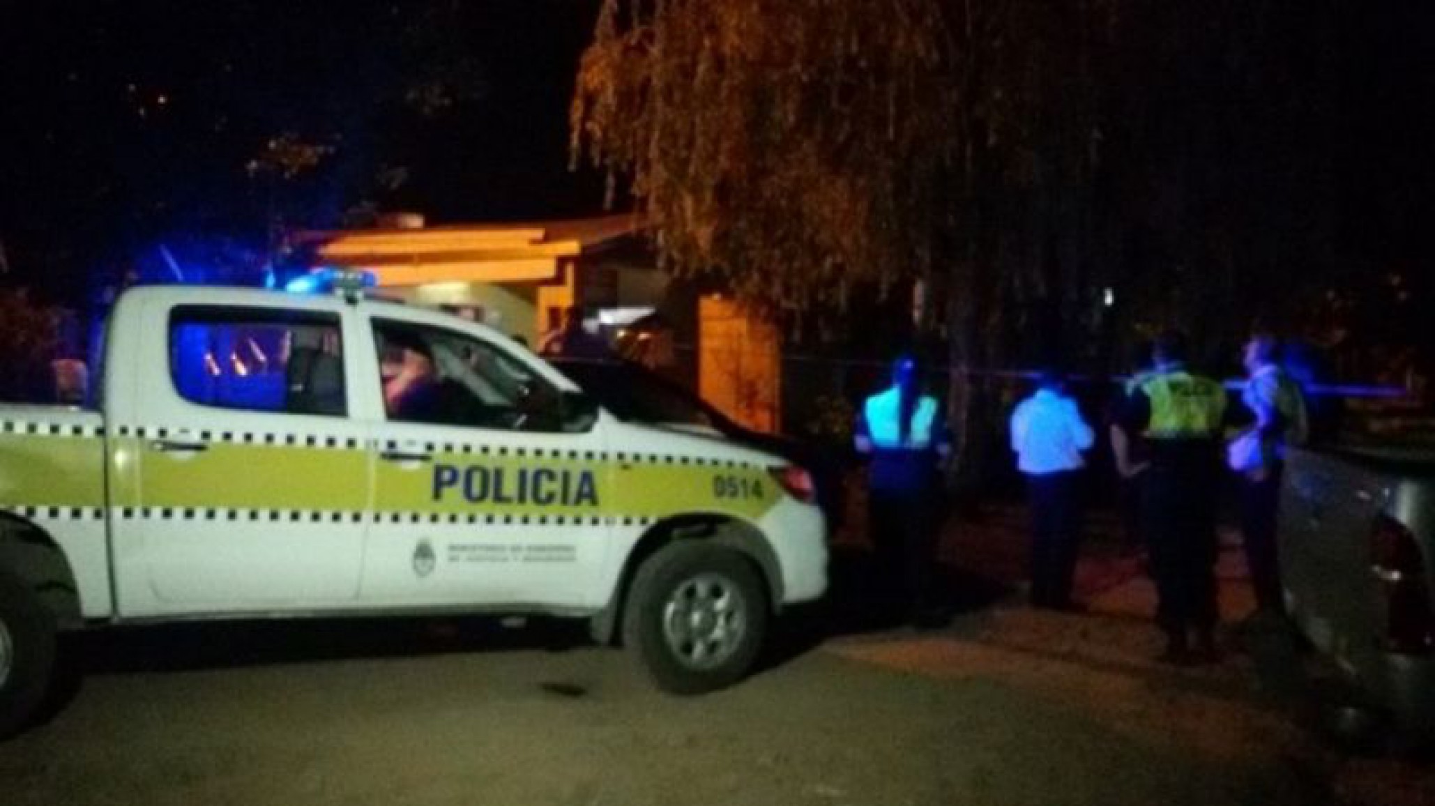 Tucumán: un policía realizó una fiesta con música y alcohol en la calle y cuando llegó la Guardia Urbana los amenazó con su arma