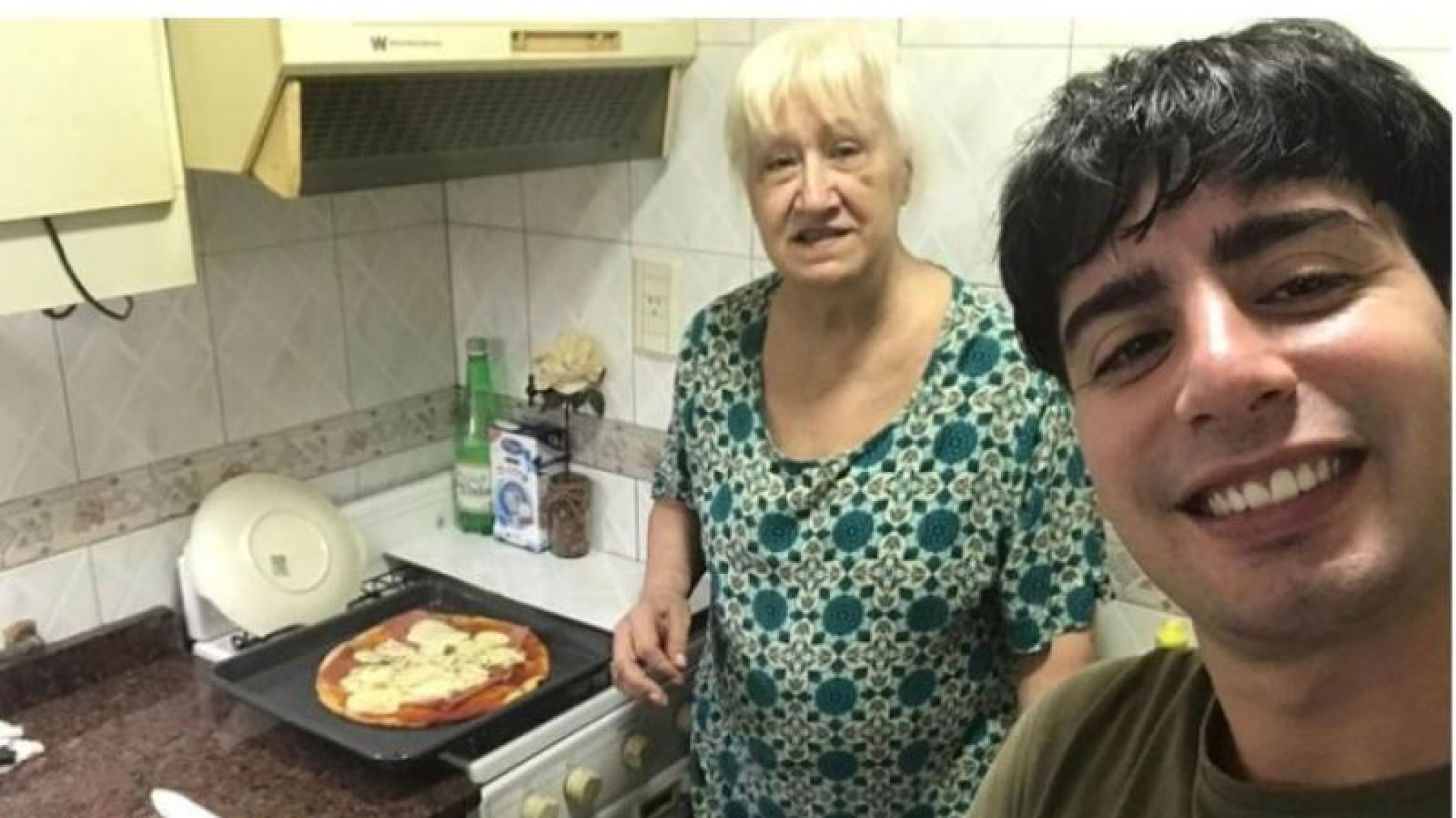 Es estudiante y se ofreció a comprarle lo que necesiten a los profesionales de salud de su edificio