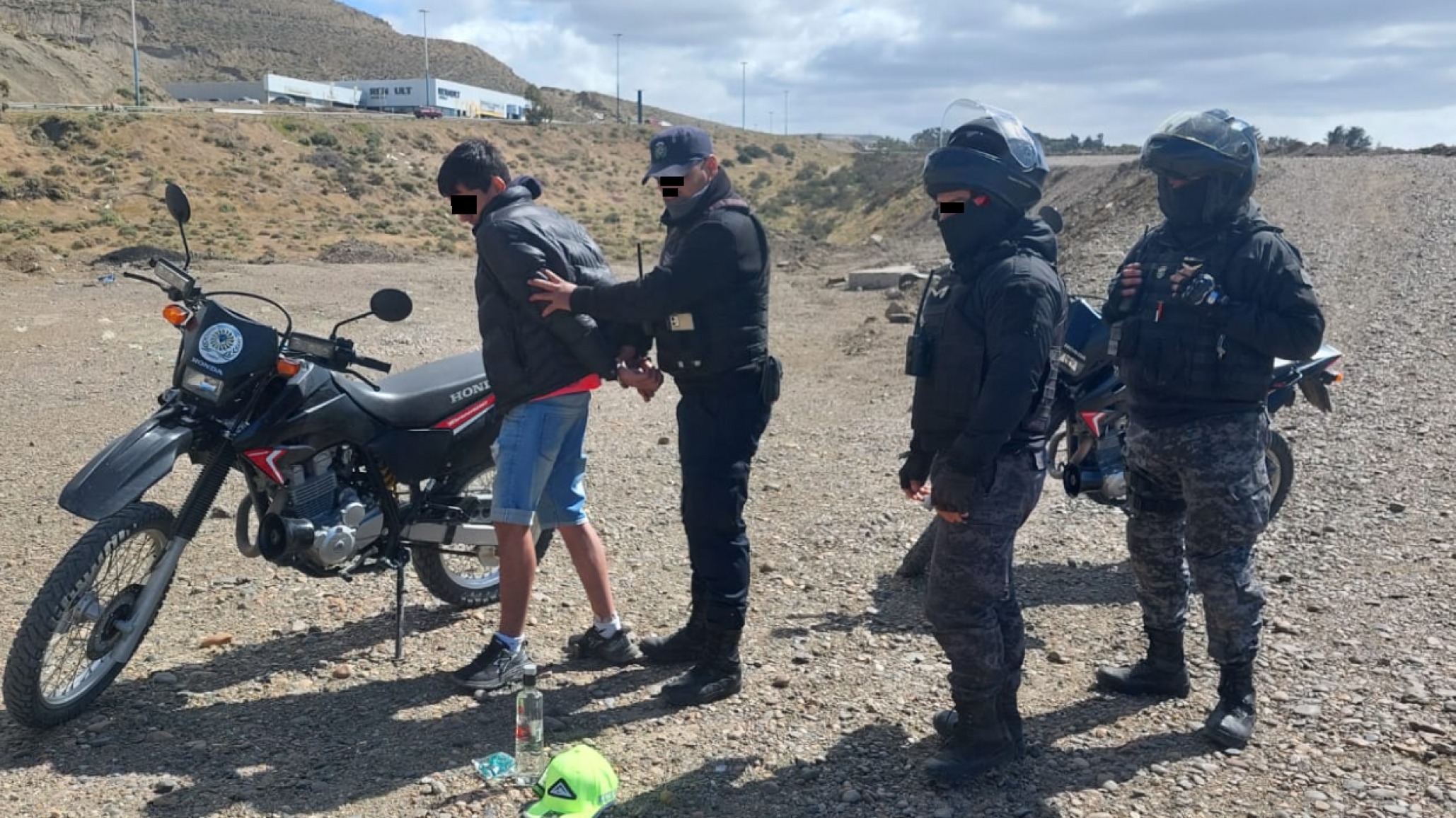 Un joven fue perseguido tras robar en un paseo de Compras