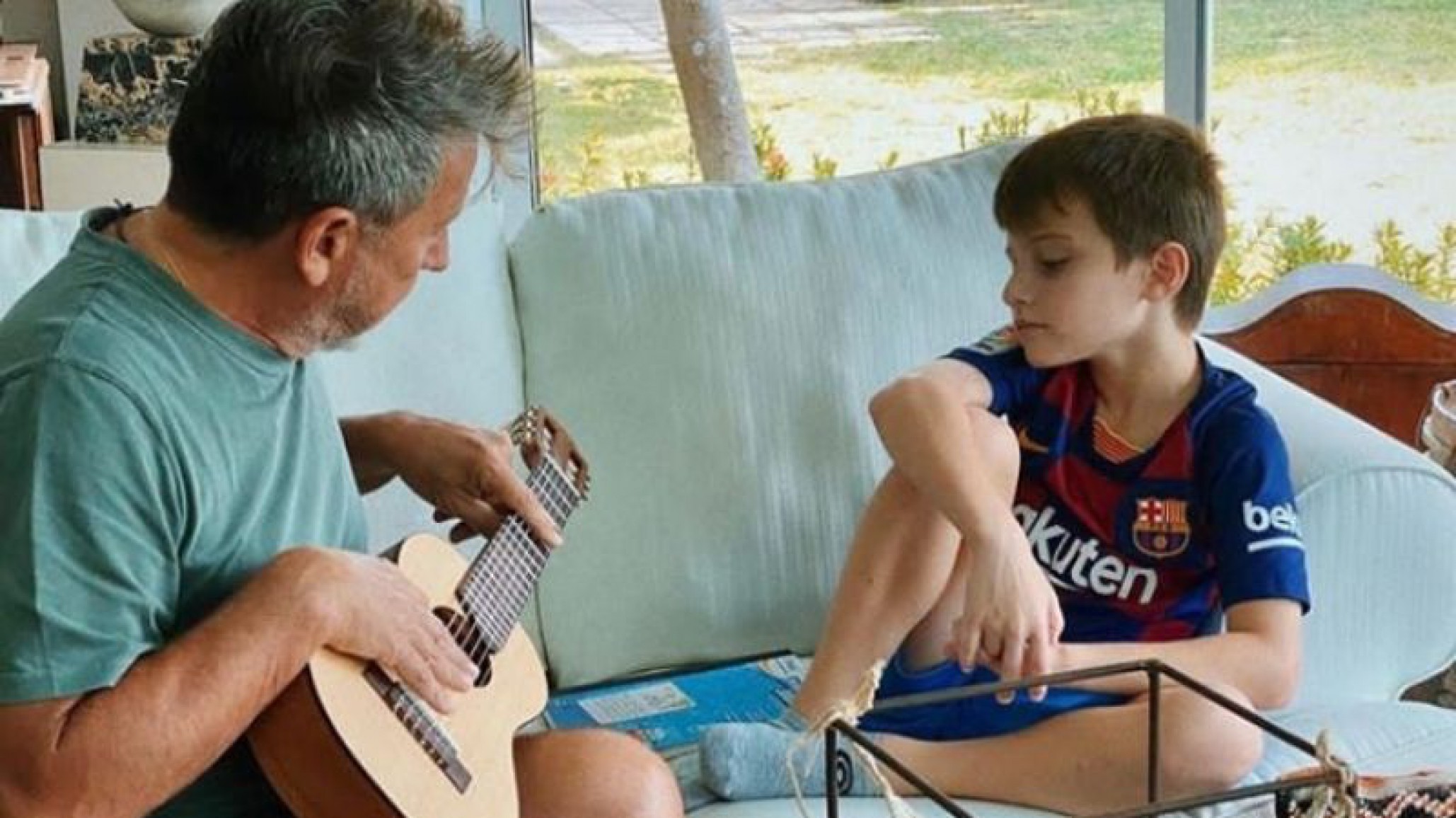 ¡Futuro músico! Ricardo Montaner le enseñó a su nieto sus primeros acordes y quedó sorprendido