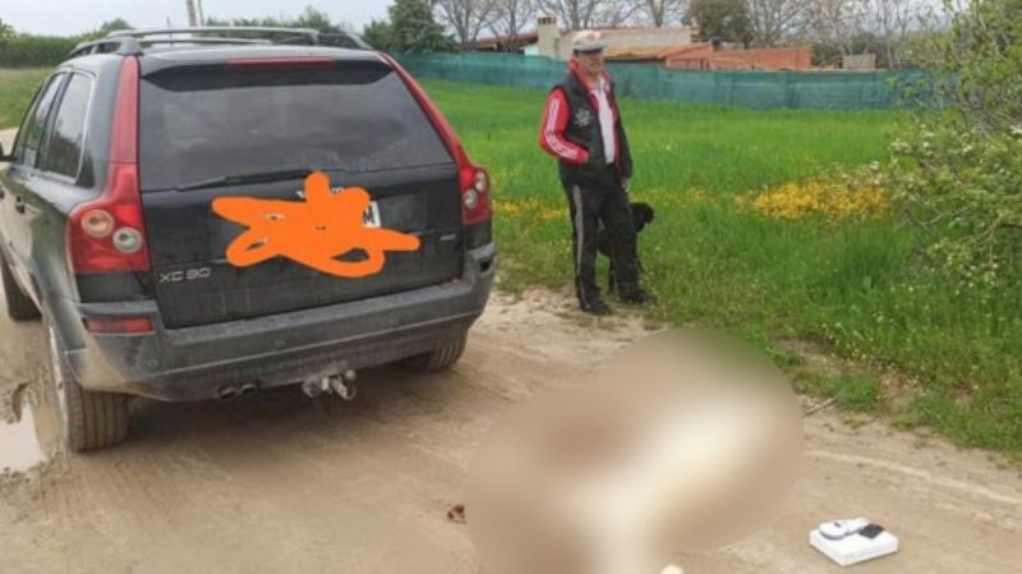 Hicieron correr a su perro kilómetros con la camioneta: murió al tropezar y ahorcarse con la soga