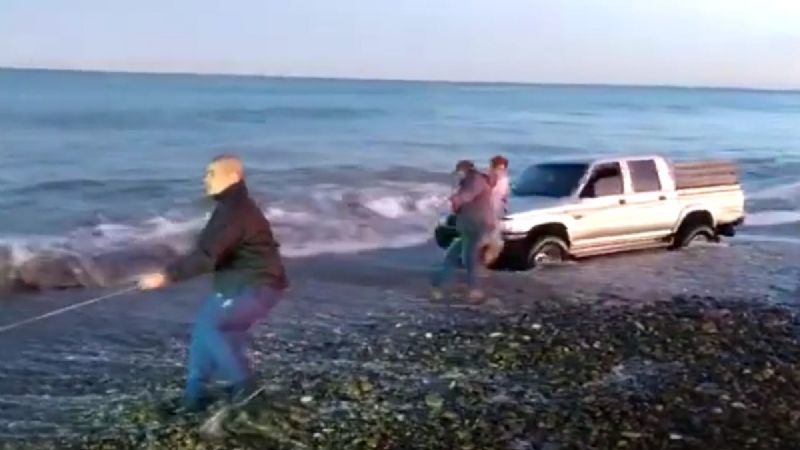 Hizo todo mal: con 1.90 de alcohol en sangre, paseaba con su mujer e hijo, el operativo para rescatar su camioneta en el mar duró hasta las 4 de la mañana