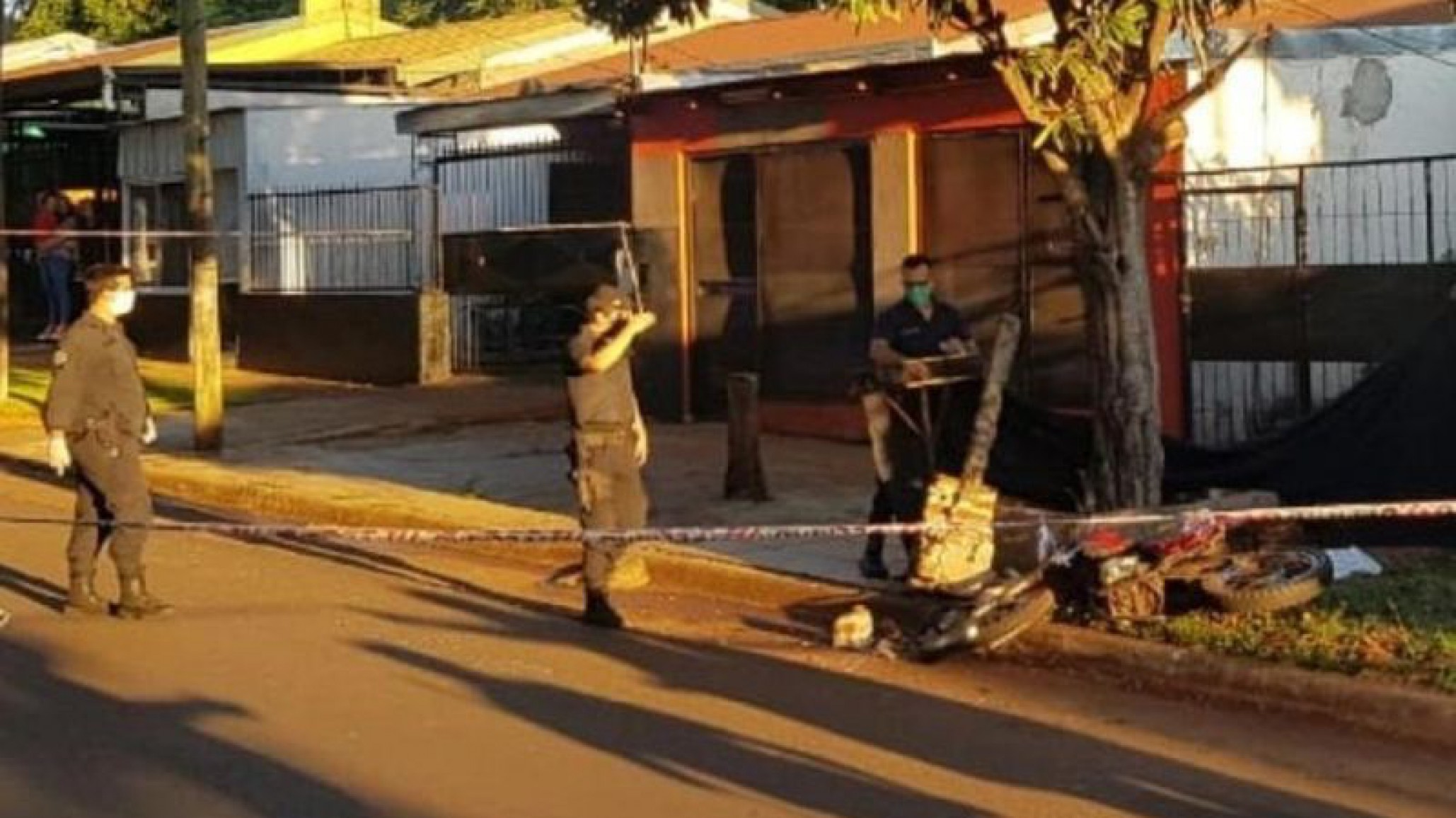 Un motociclista perdió la vida en el acto tras despistar e impactar contra el asfalto