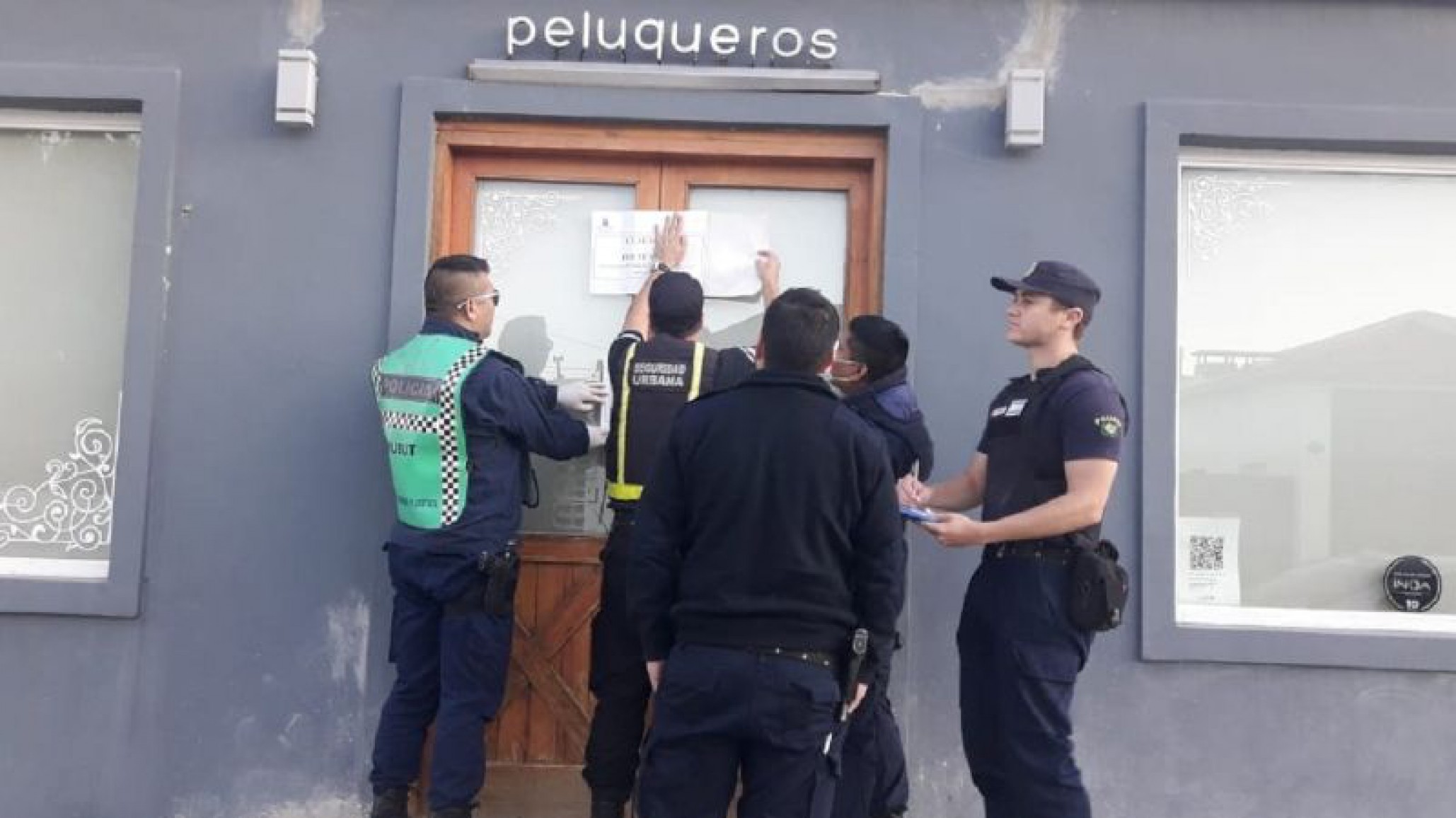 ¡No pudieron esperar para embellecerse! Violó la cuarentena para abrir su peluquería y atender clientes