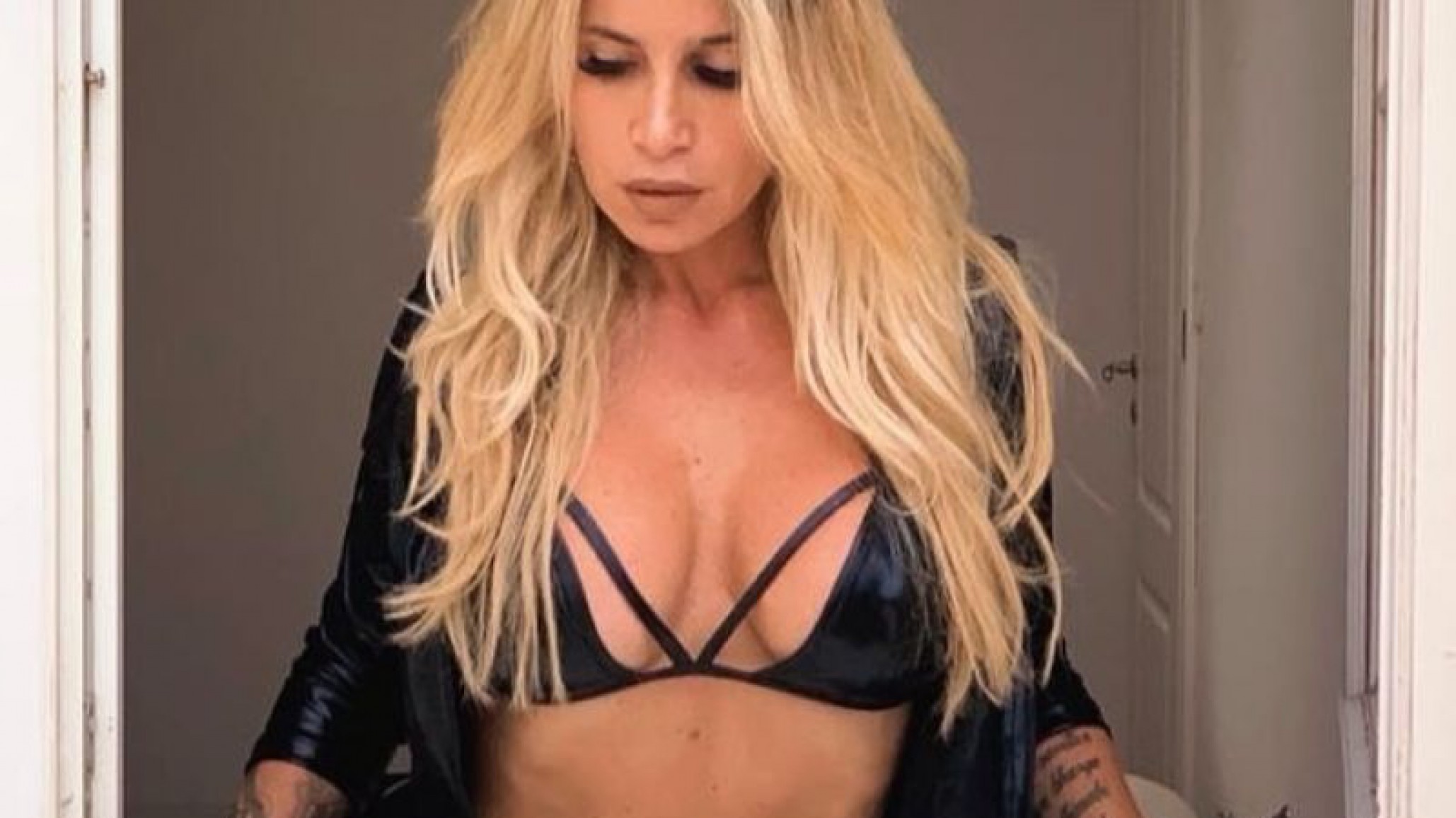 Flor Peña y un tapabocas propio de una diva: brillos y protección