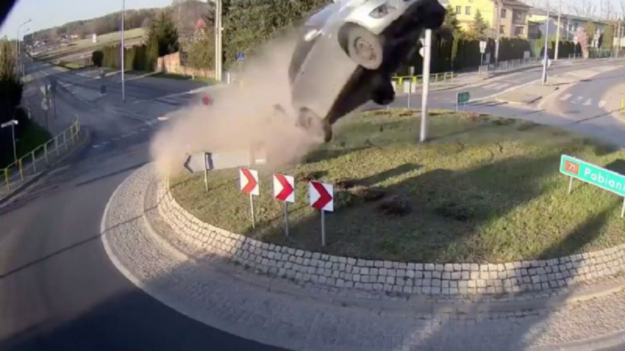 Impresionante Video: Auto despista tras llegar a una rotonda y sale volando