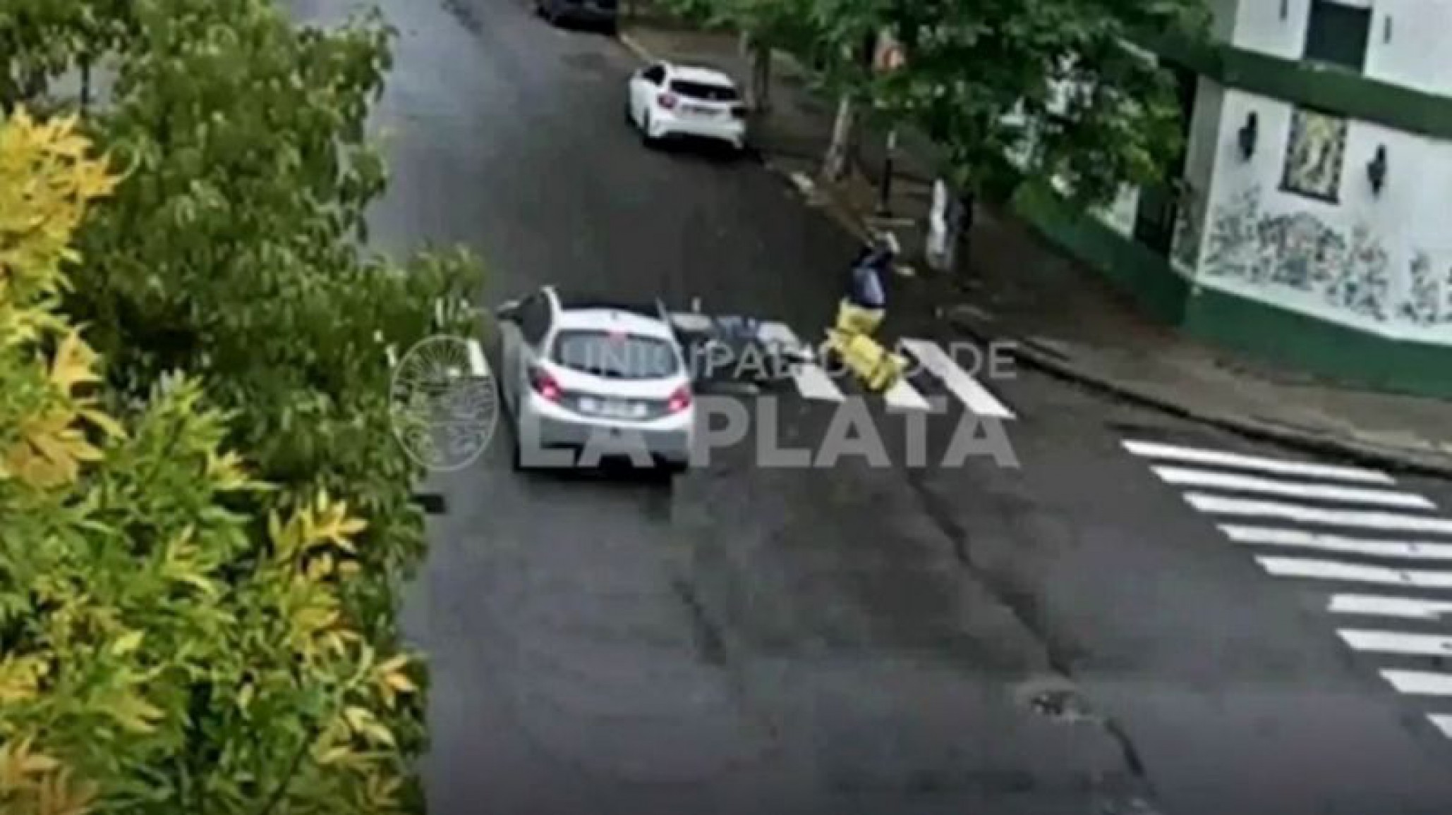 Impresionante Video: Repartidor de Glovo sale despedido tras ser impactado por un vehículo