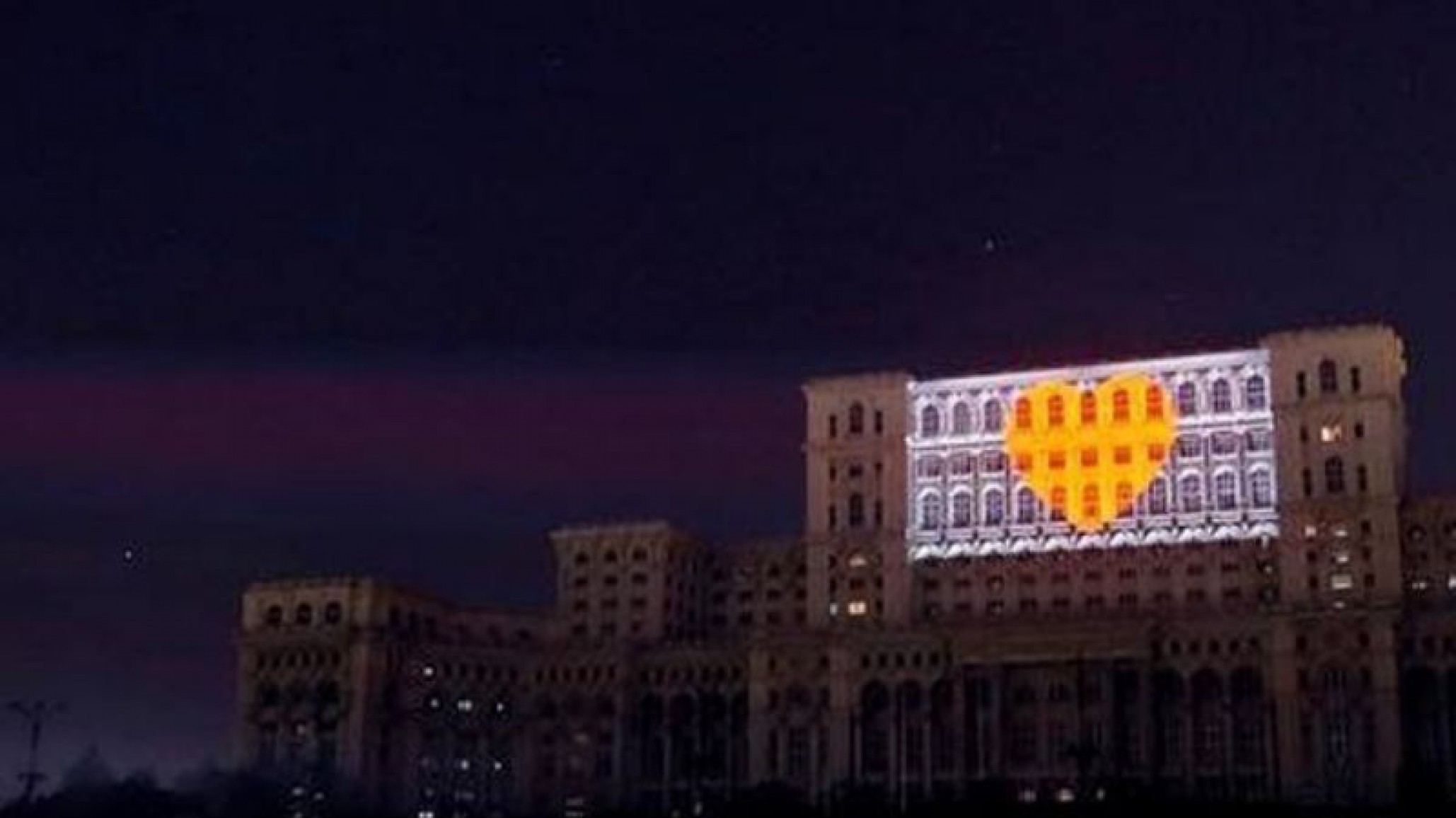 ”Un mundo, un corazón” se realizaron proyecciones en simultáneo para agradecer la lucha contra la pandemia