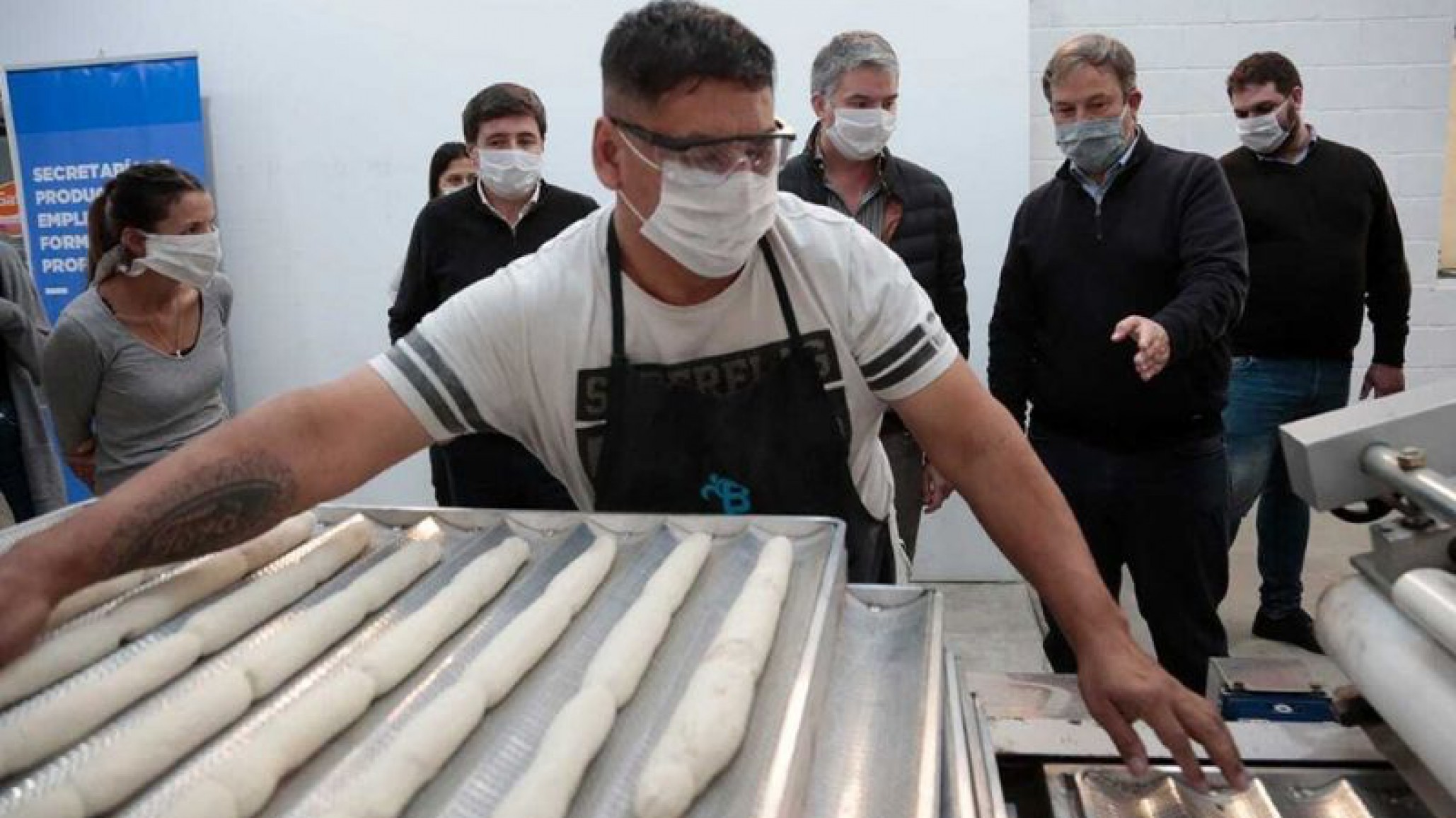 Con máquinas incautadas al narcotráfico, hacen más de 1600 kilos de pan para comedores