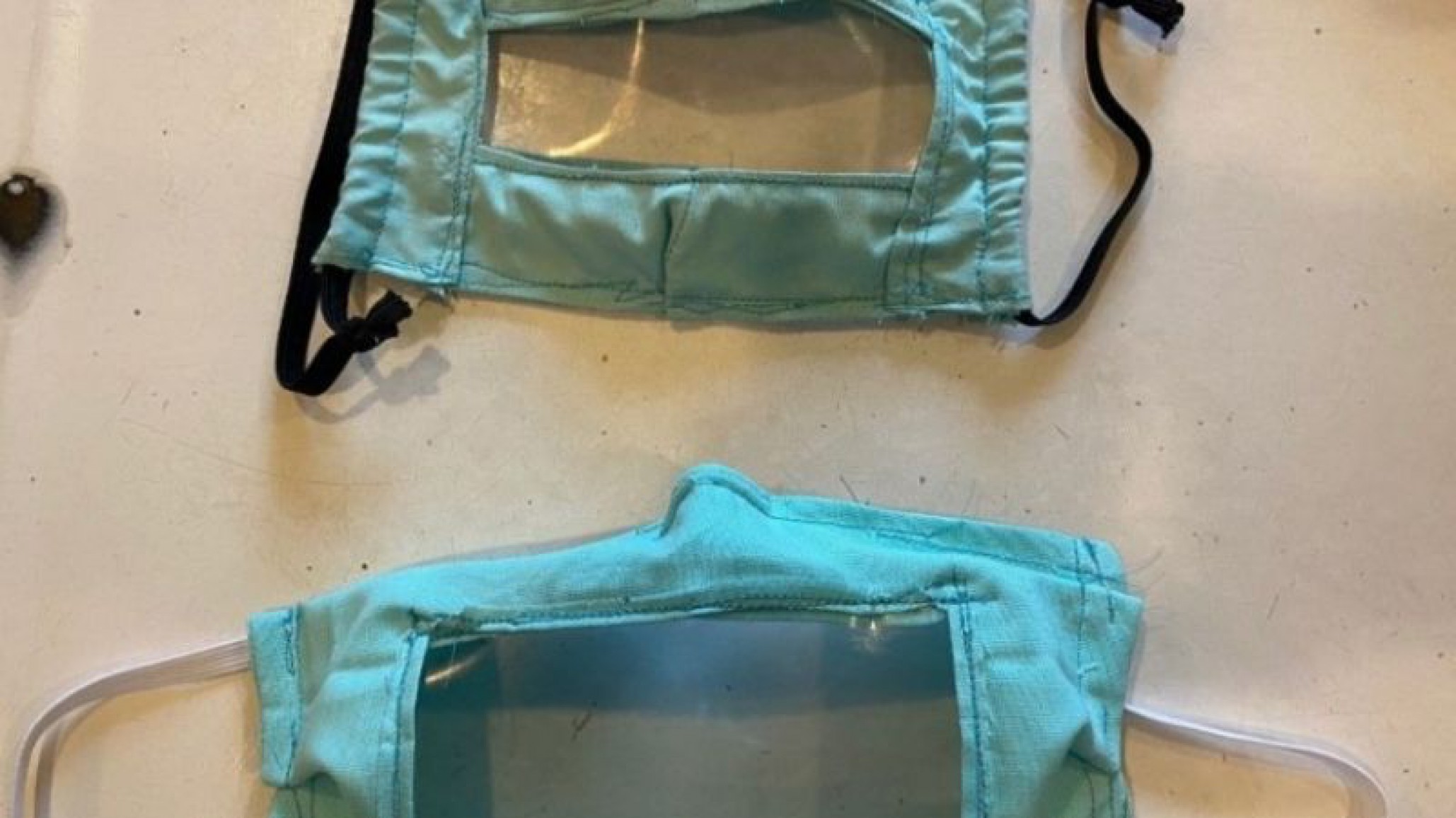 Exigen el uso de barbijos transparentes o máscaras faciales para atención de personas sordas