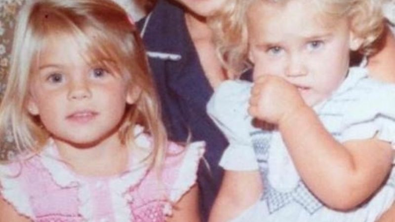 ¿Quién es la famosa rubia con vestido rosa en esta foto de niña?