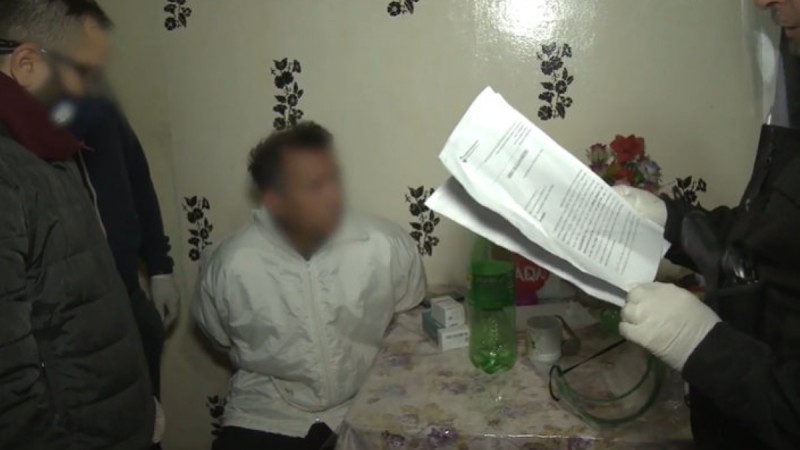 Le dieron prisión domiciliaria, llegó y atacó a su familia