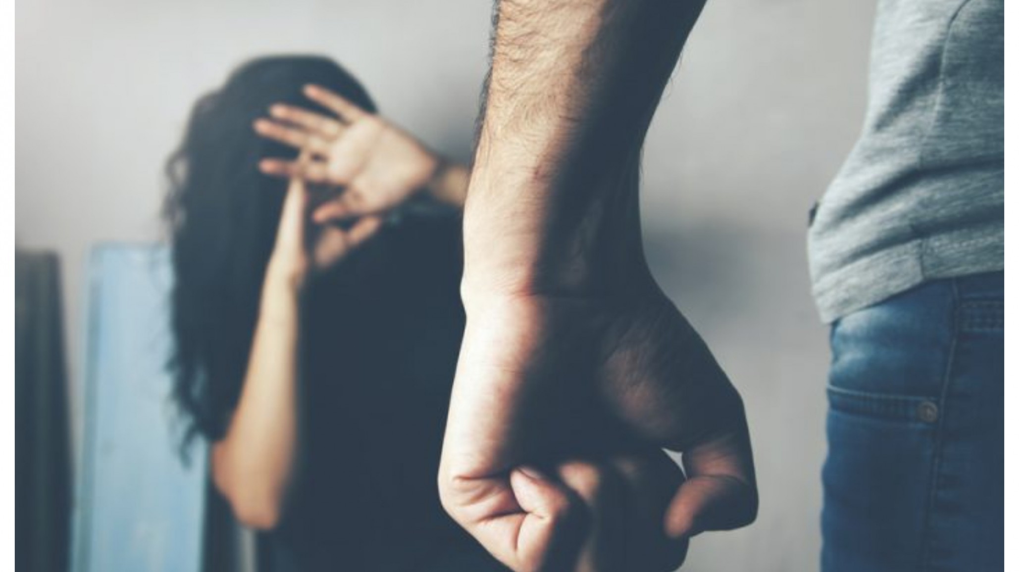 Iba junto a su pareja, pasaron por un control y pidió ayuda: él la había quemado con agua hervida