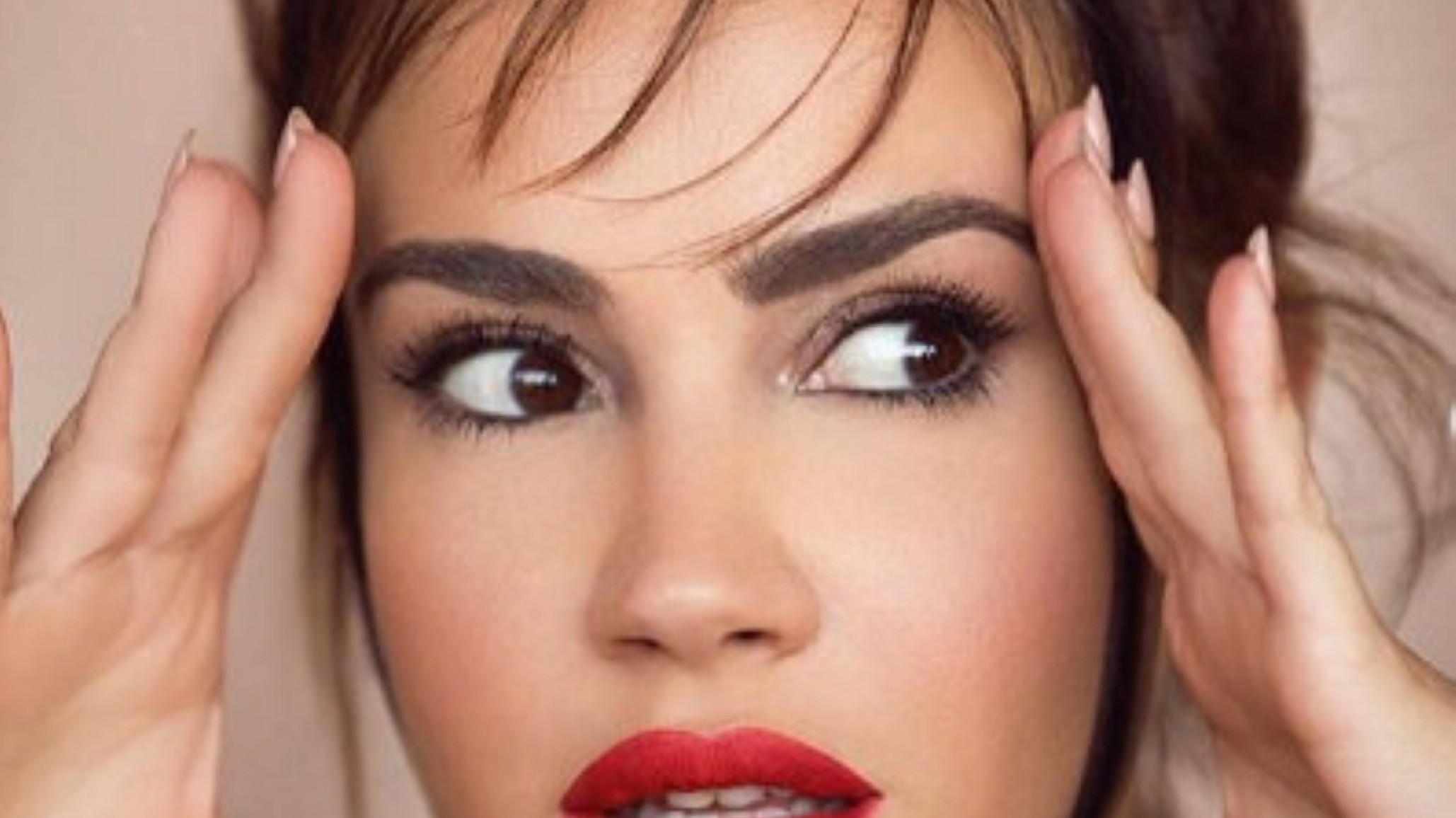 ¡Escote profundo! Celeste Cid al natural, se le ve….