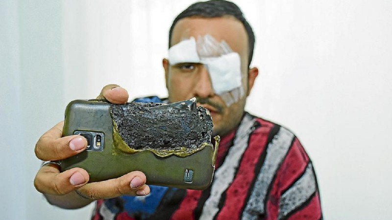 Jugaba con el celular mientras lo cargaba y casi provoca un incendio