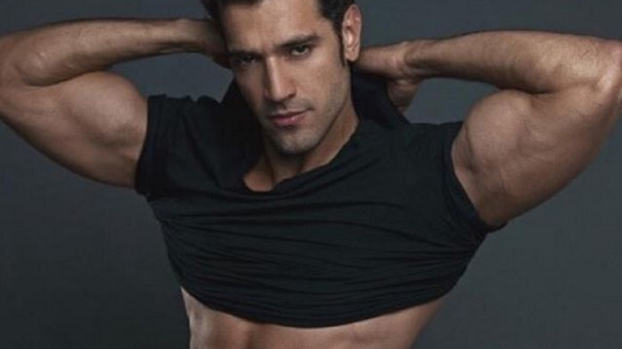 Debido a la crisis económica un galán de telenovelas mexicanas fumiga a domicilio