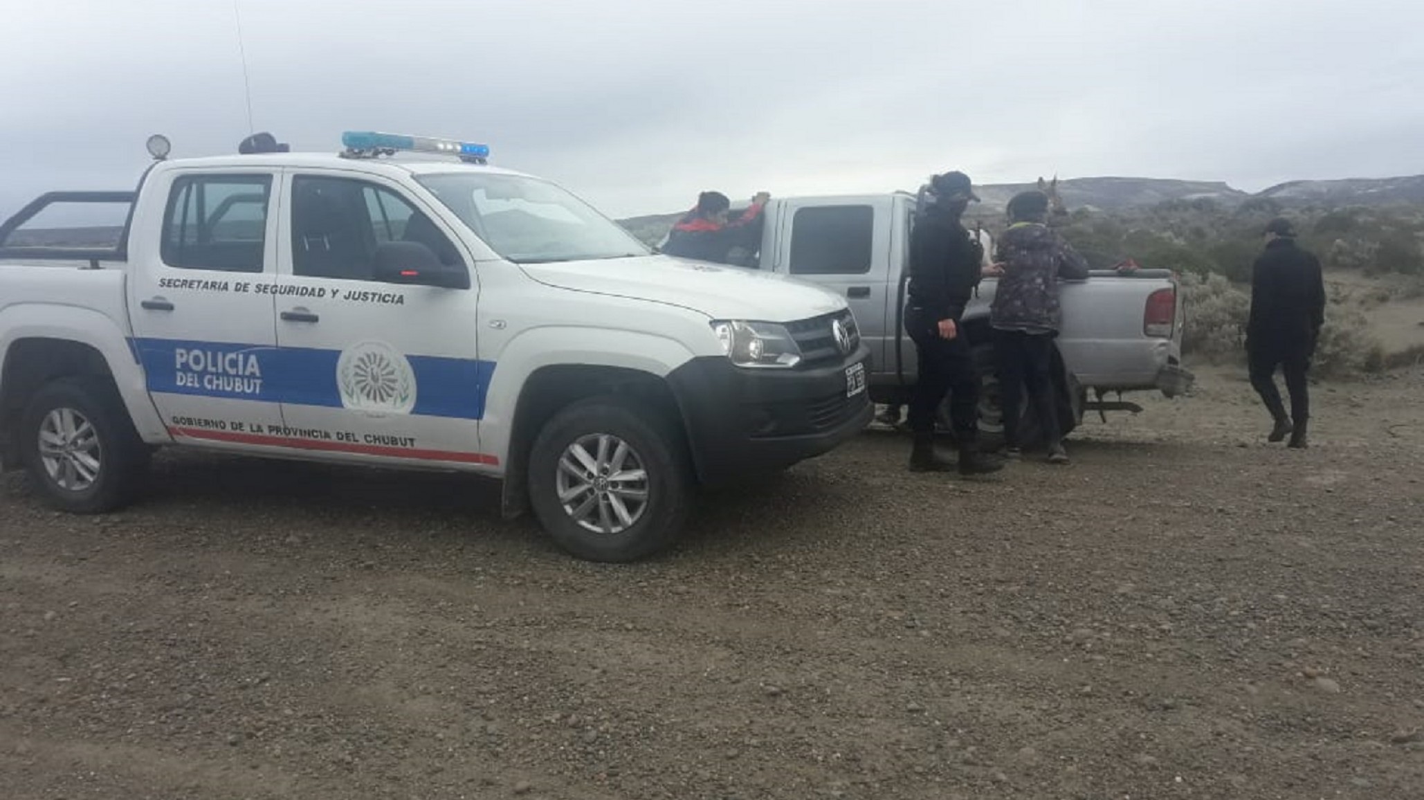 Tres demorados por cazar guanacos, la carne fue entregada a un comedor