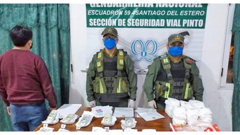 ¡Los pañales más caros! bolivianos trasladaban U$S 37 mil dólares escondidos en pañales