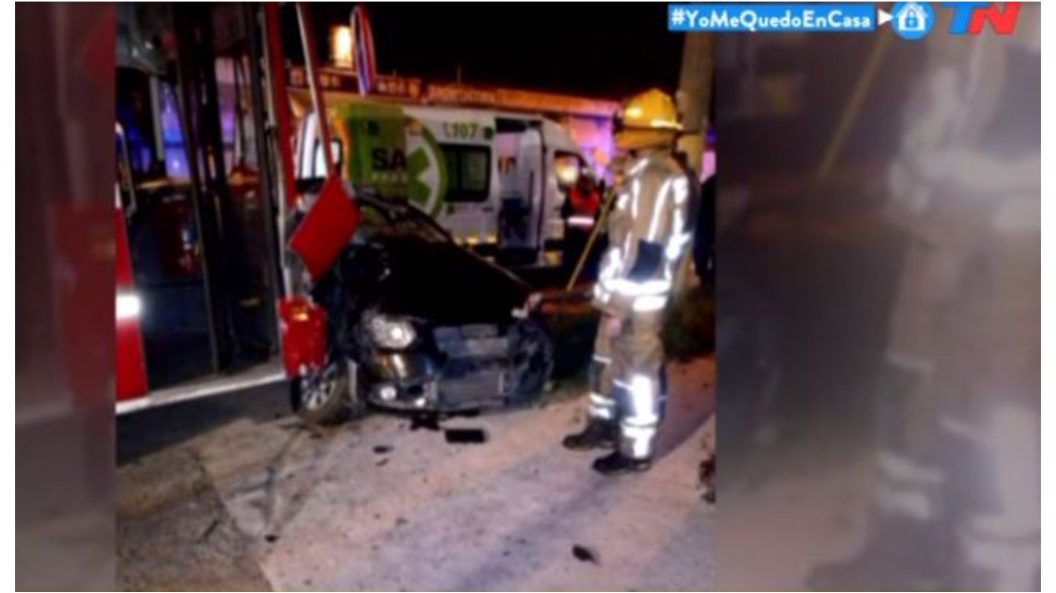 Colectivero cruzó en rojo, embistió un auto y mató a un policía