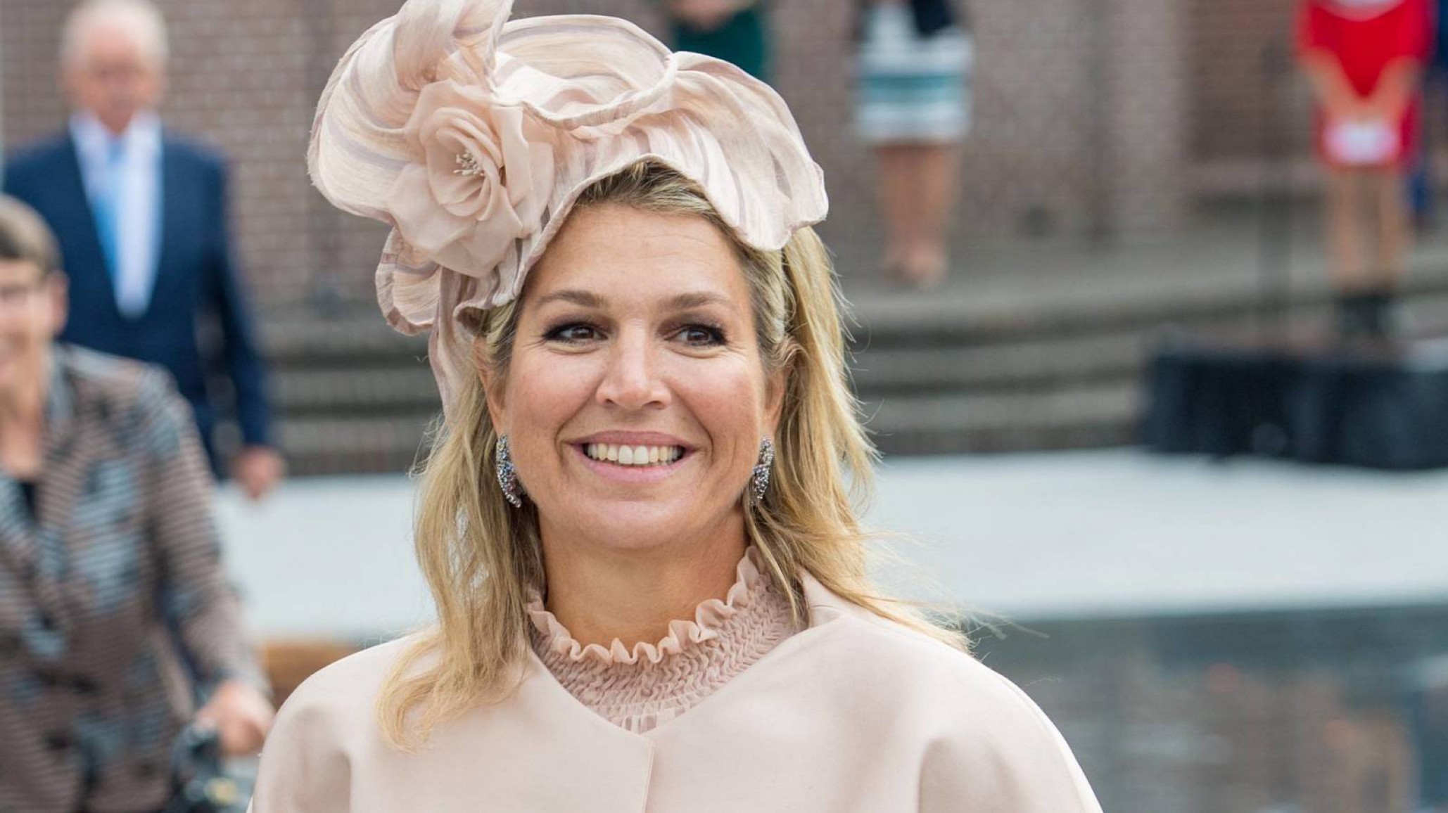 La Reina Máxima enseñó a preparar alfajores de maicena