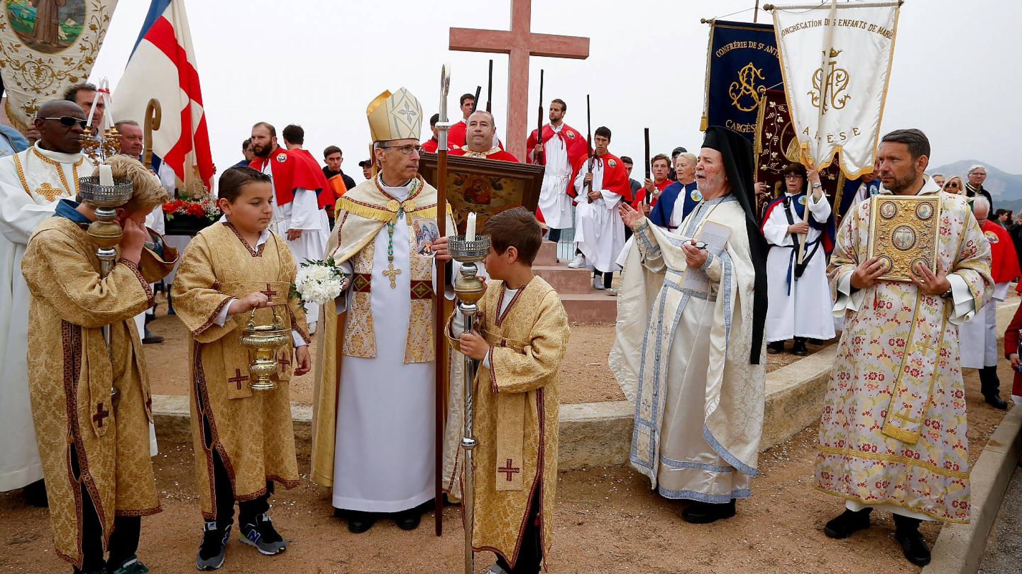 Grecia volvió a las misas: todos usaron la misma cuchara