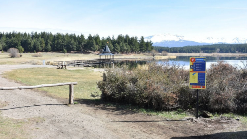 Escaparon de la policía y después les tiraron piedrazos