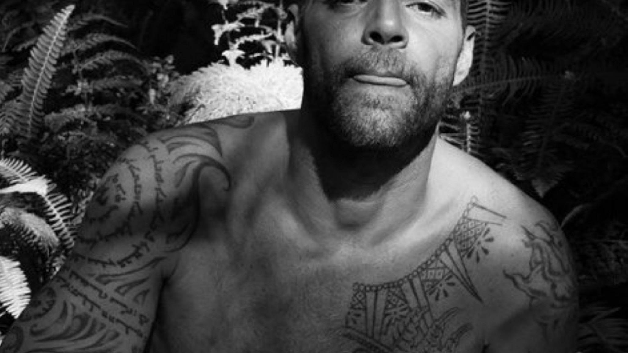 Ricky Martin se mostró trabajando pero su ajustada remera se llevó todas las miradas