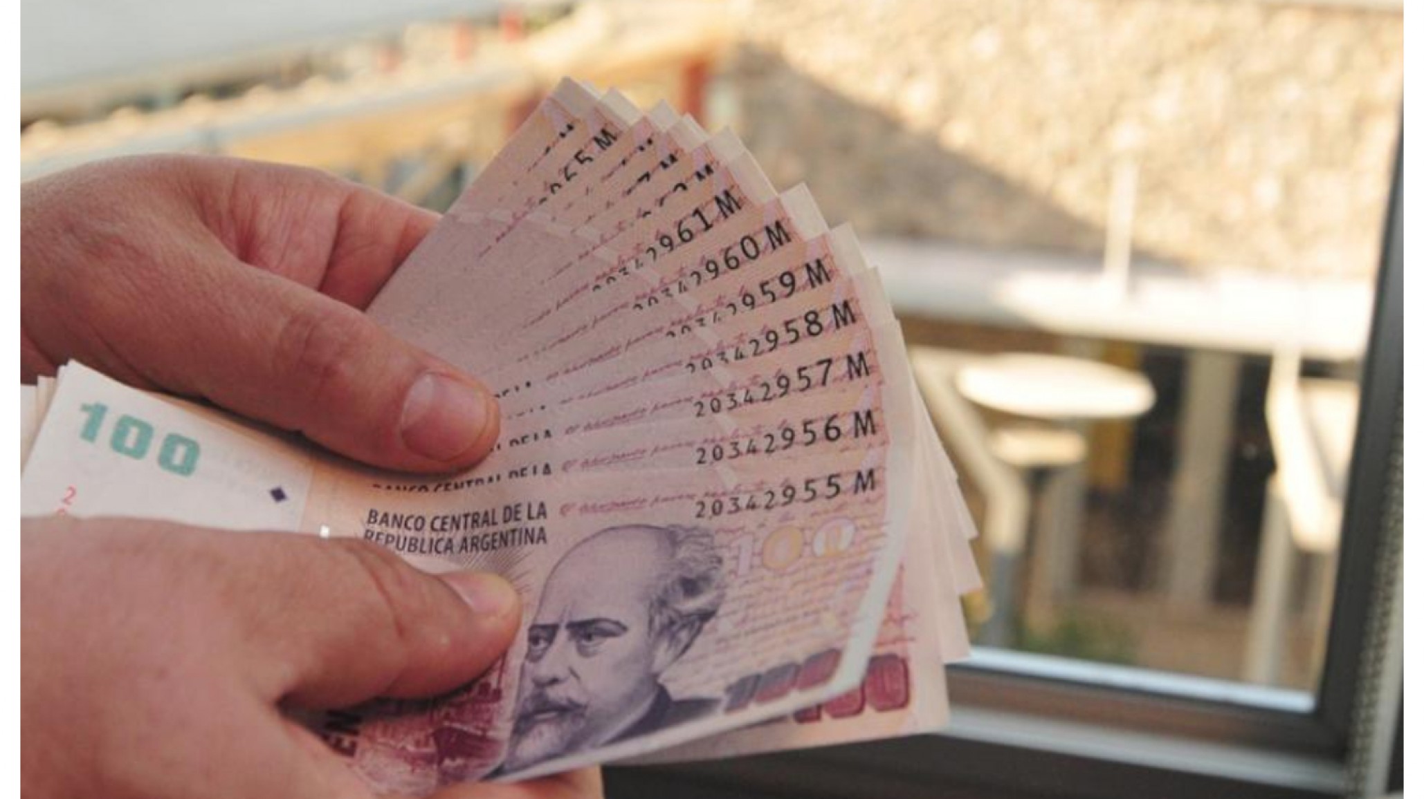 Un concejal cobró los 10 mil pesos del IFE , lo escracharon y dijo que los va a devolver