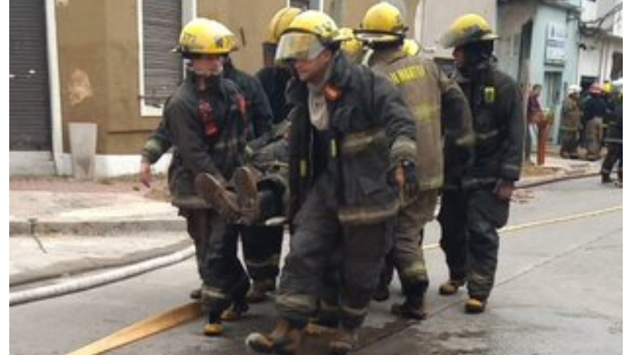 Incendio en un depósito textil: se derrumbó una pared y hay un bombero herido