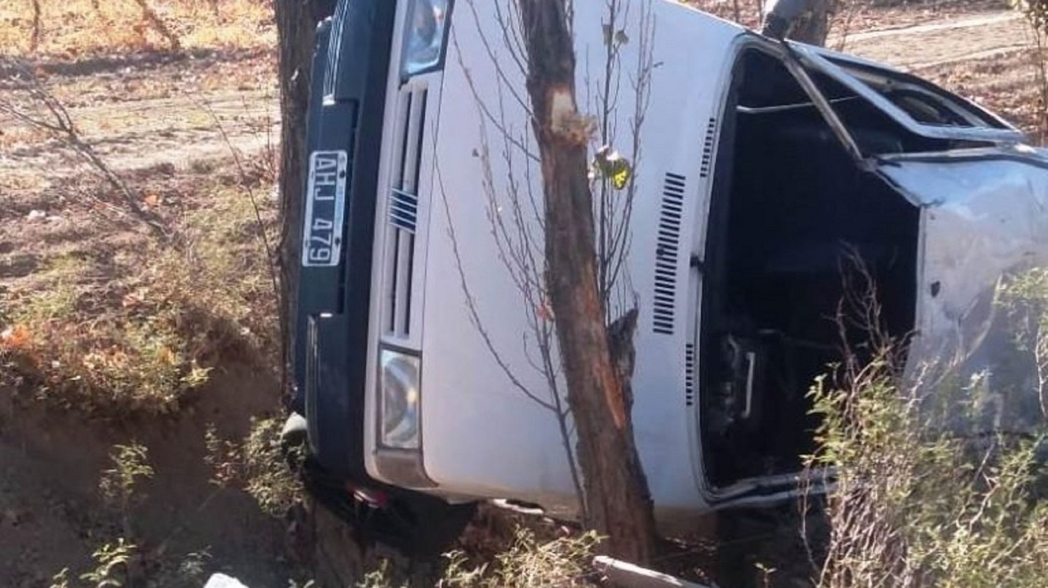 Giró en U y provocó un brutal accidente