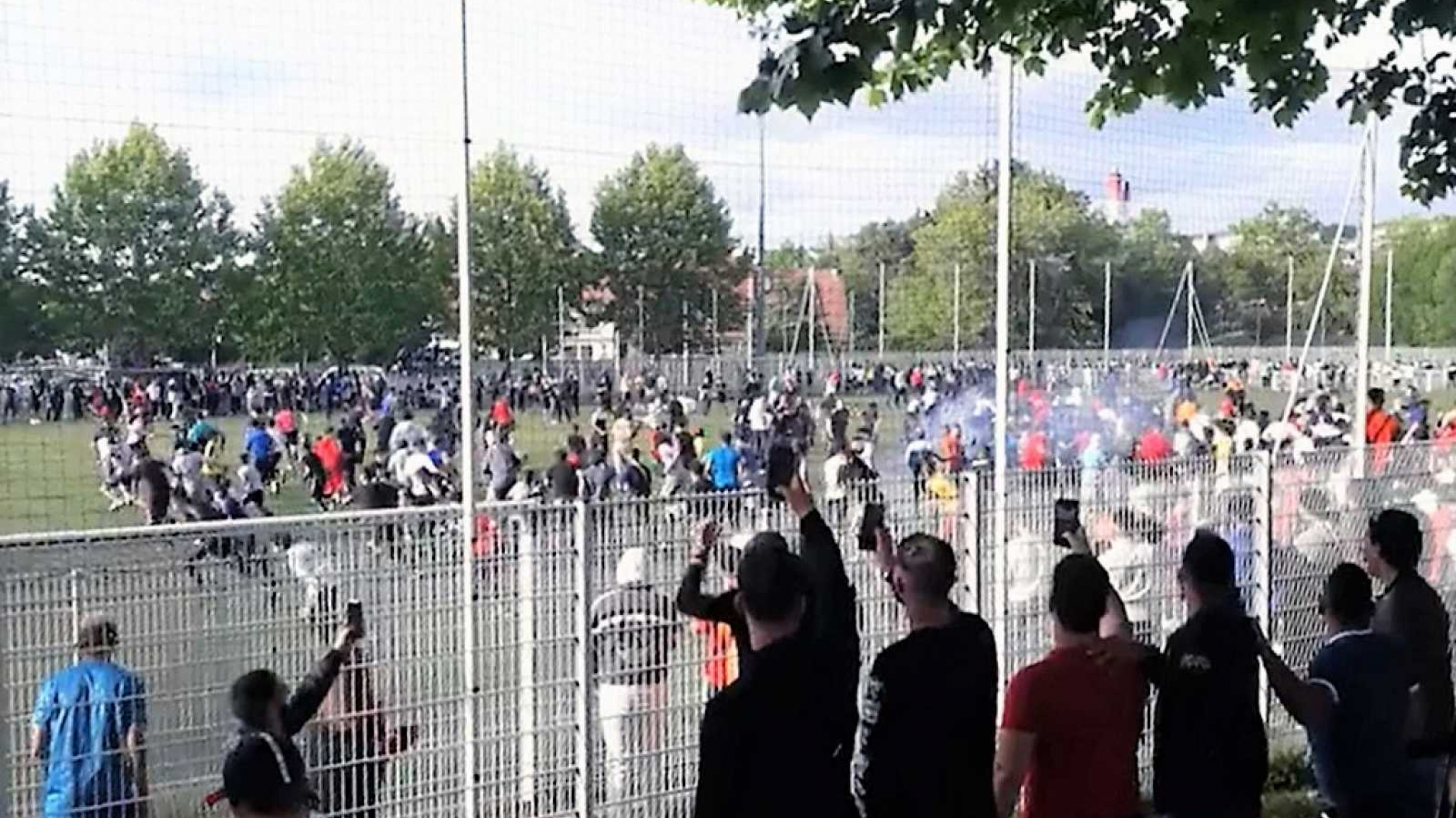 400 personas violaron la cuarentena para ver un partido de fútbol