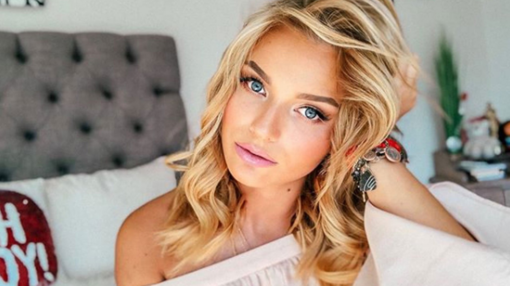 ¡El sensual video con el cual Irina Baeva dio los “Buenos días”!