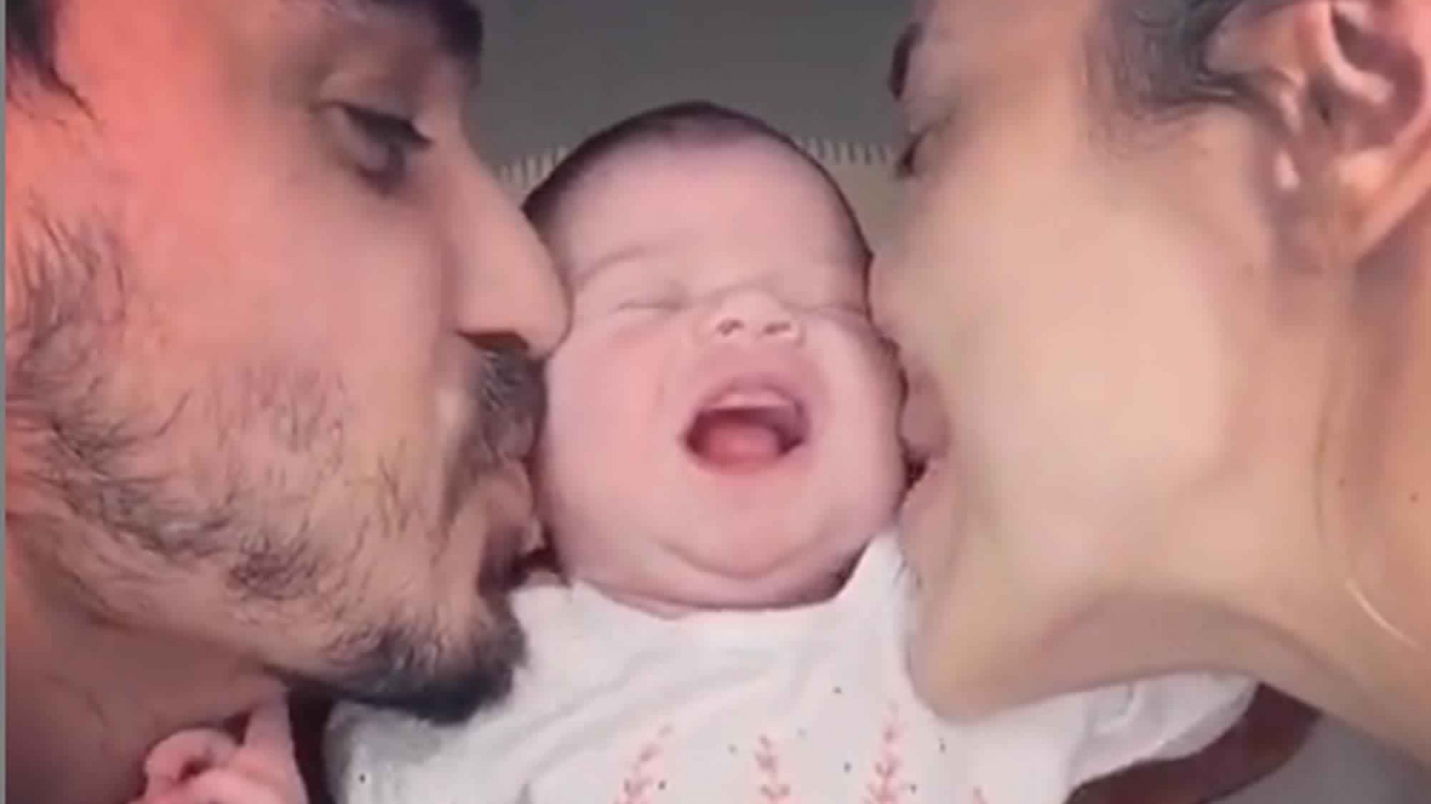 Virchu Gallardo y un vídeo de Tik Tok junto a su hija recién nacida