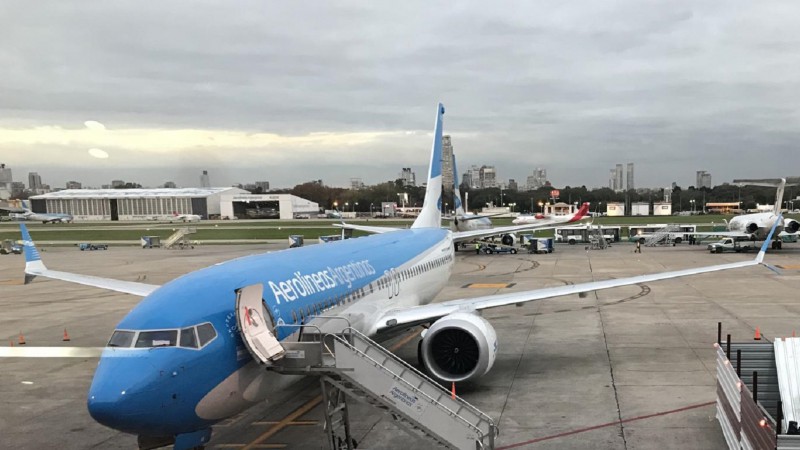 Aerolíneas Argentinas planea suspender 8.000 empleados