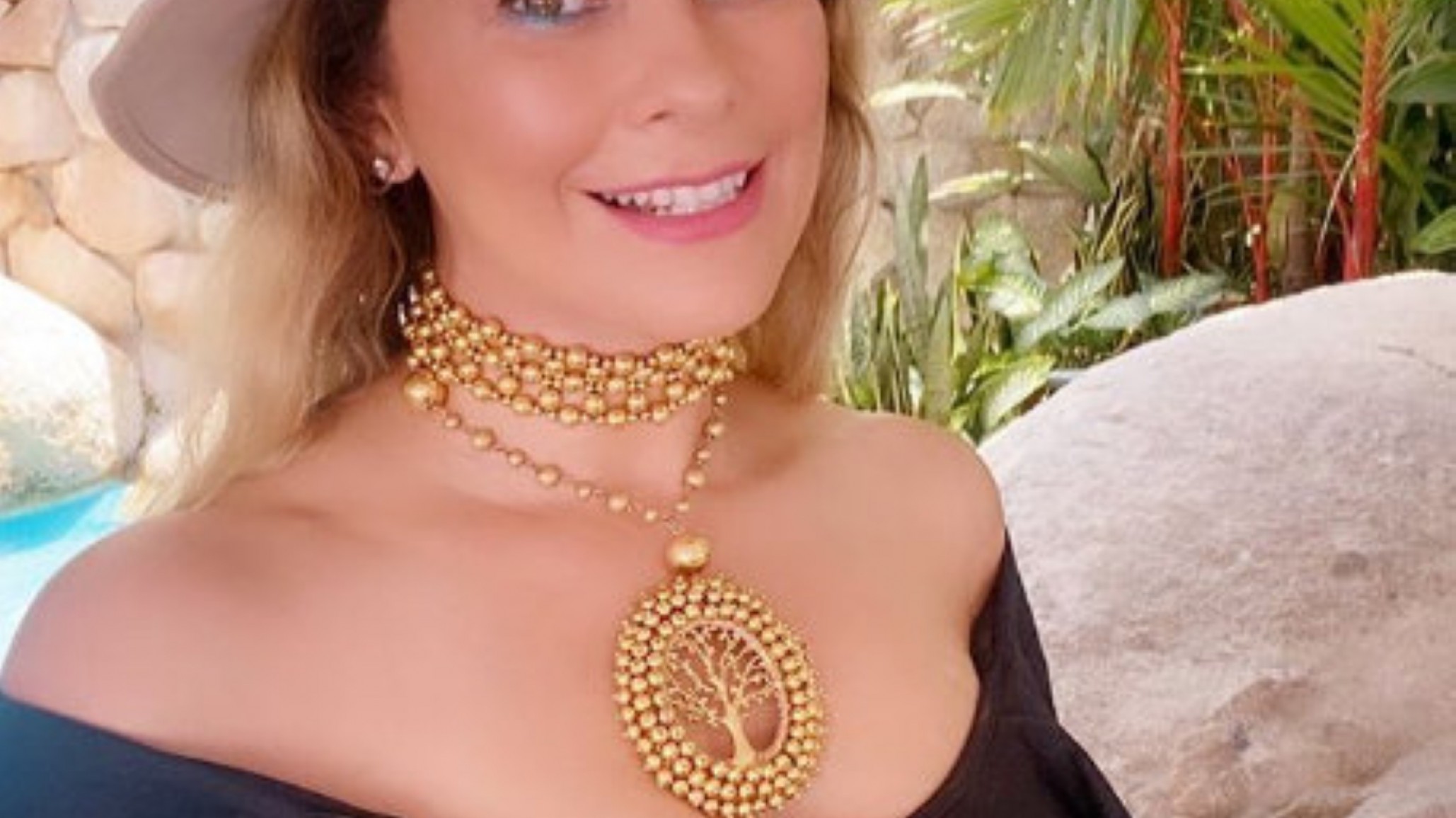 ¡Aracely Arámbula recibió junio con una bikini muy diminuta!