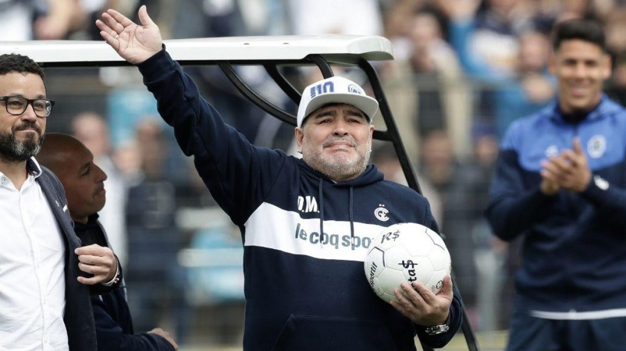 Otra vez Diego Maradona en la cuerda floja, ¿se queda sin club?