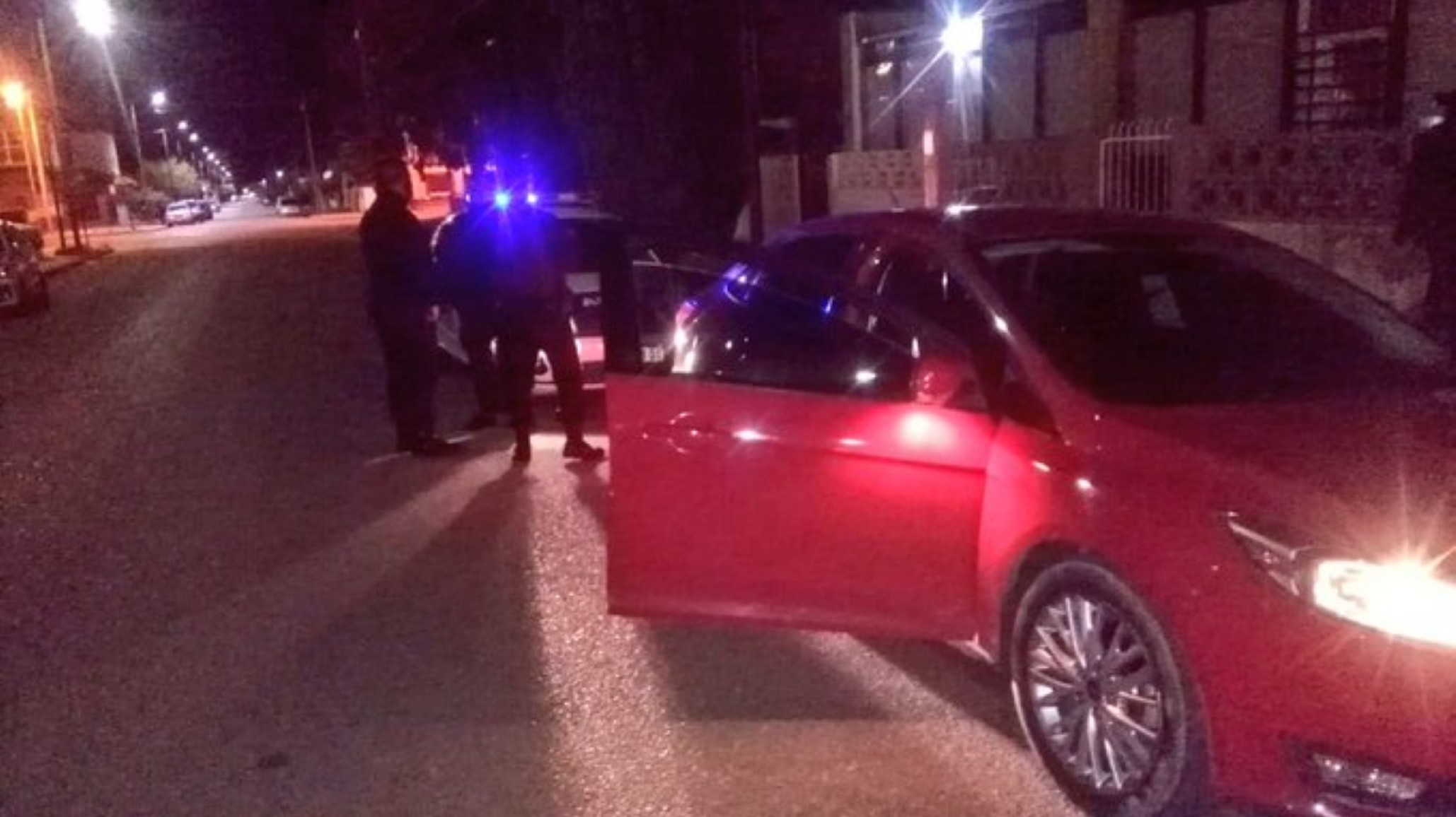 ¡De película! Evadieron un control, chocaron a un policía y huyeron a pie