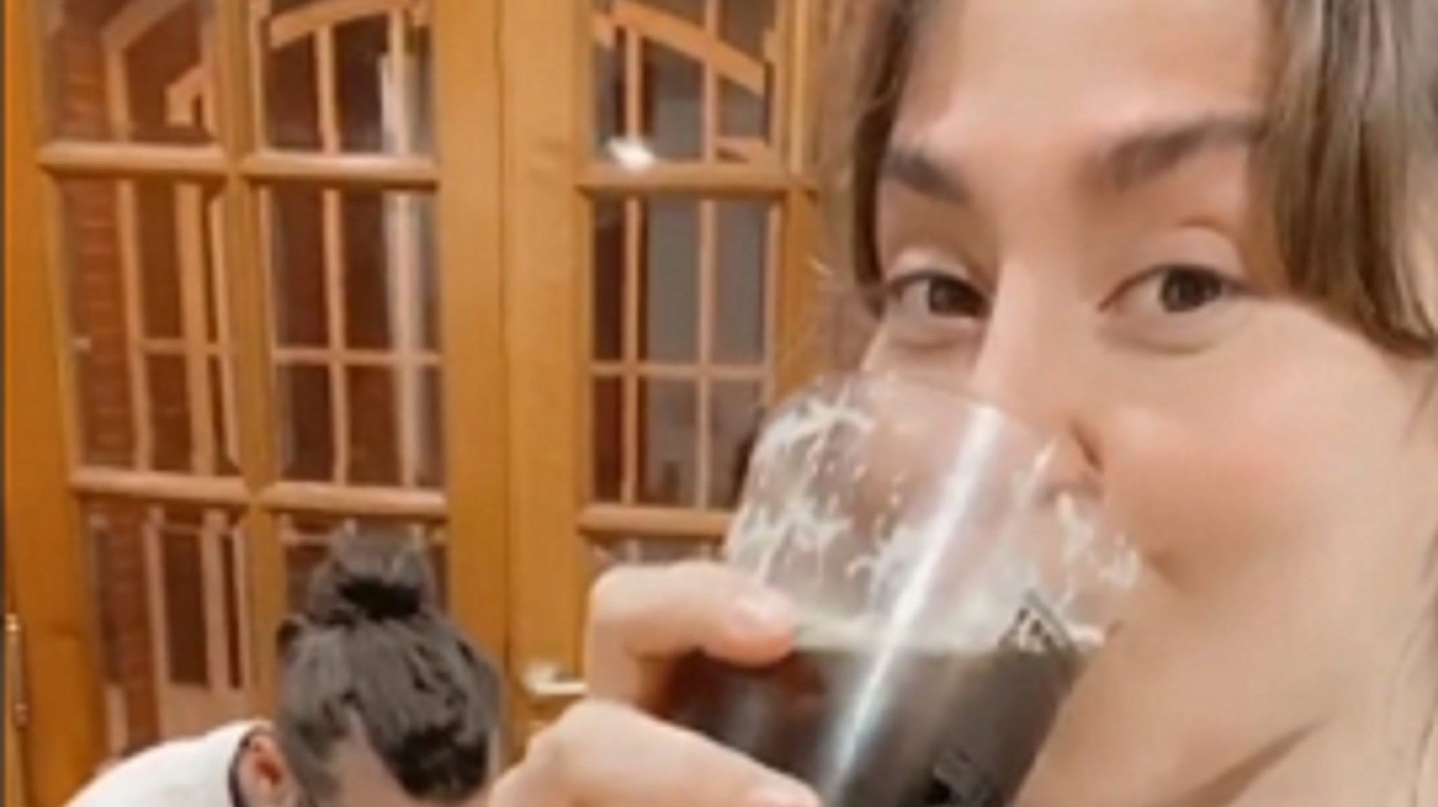 Jimena Barón se tomó un fernet y Daniel Osvaldo le dedicó una canción: “Mabel, para de tomar”