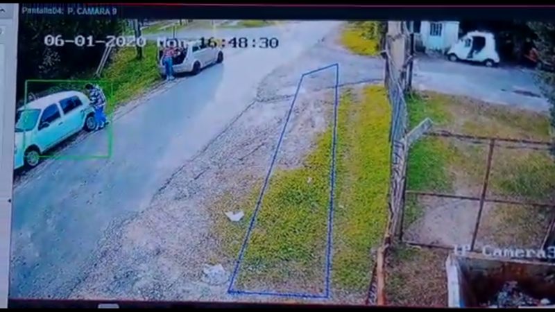 Metía personas al baúl del auto para llevarlos a una fiesta