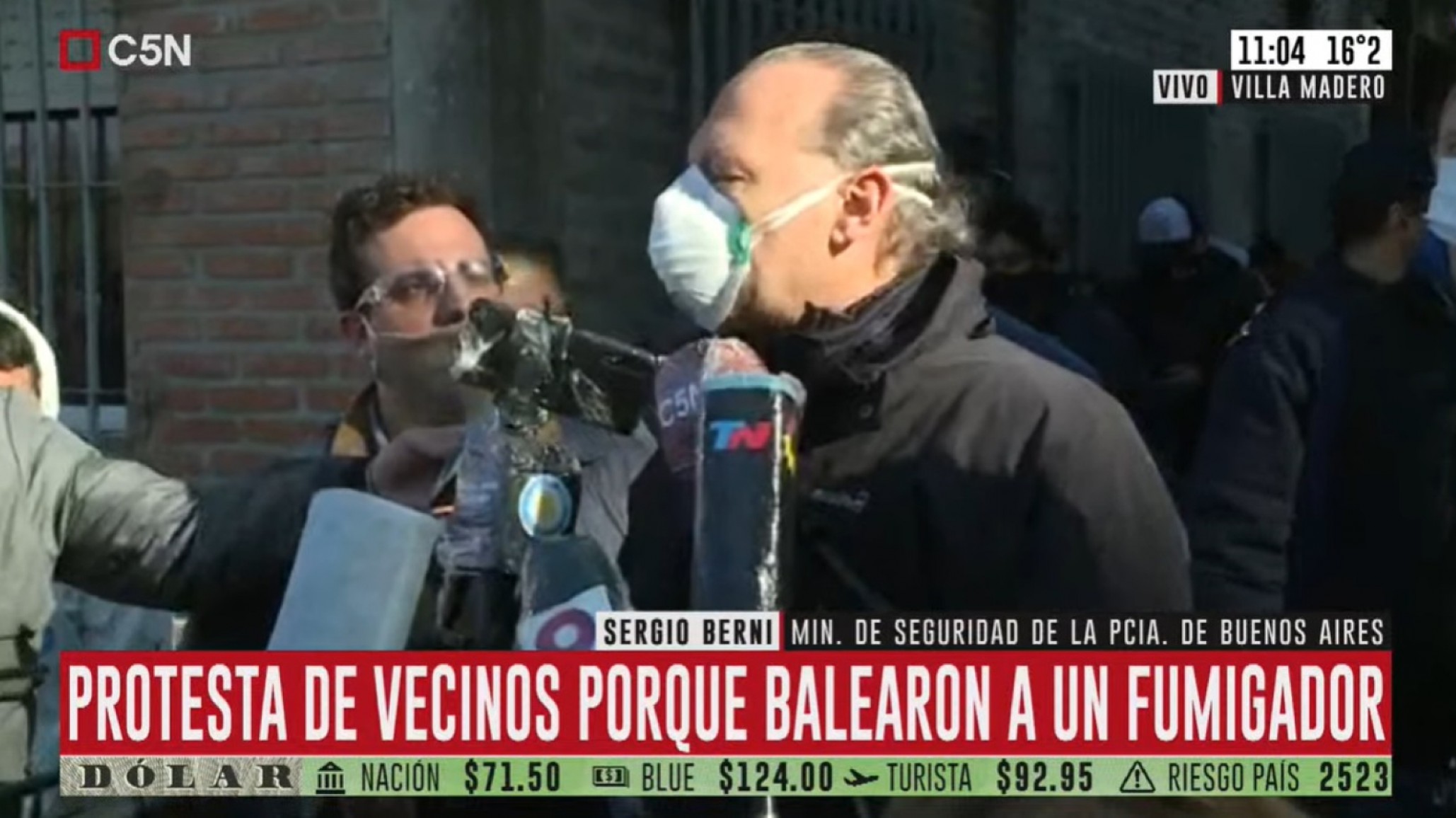 Berni “reforzará seguridad” tras la protesta de vecinos por el fumigador baleado