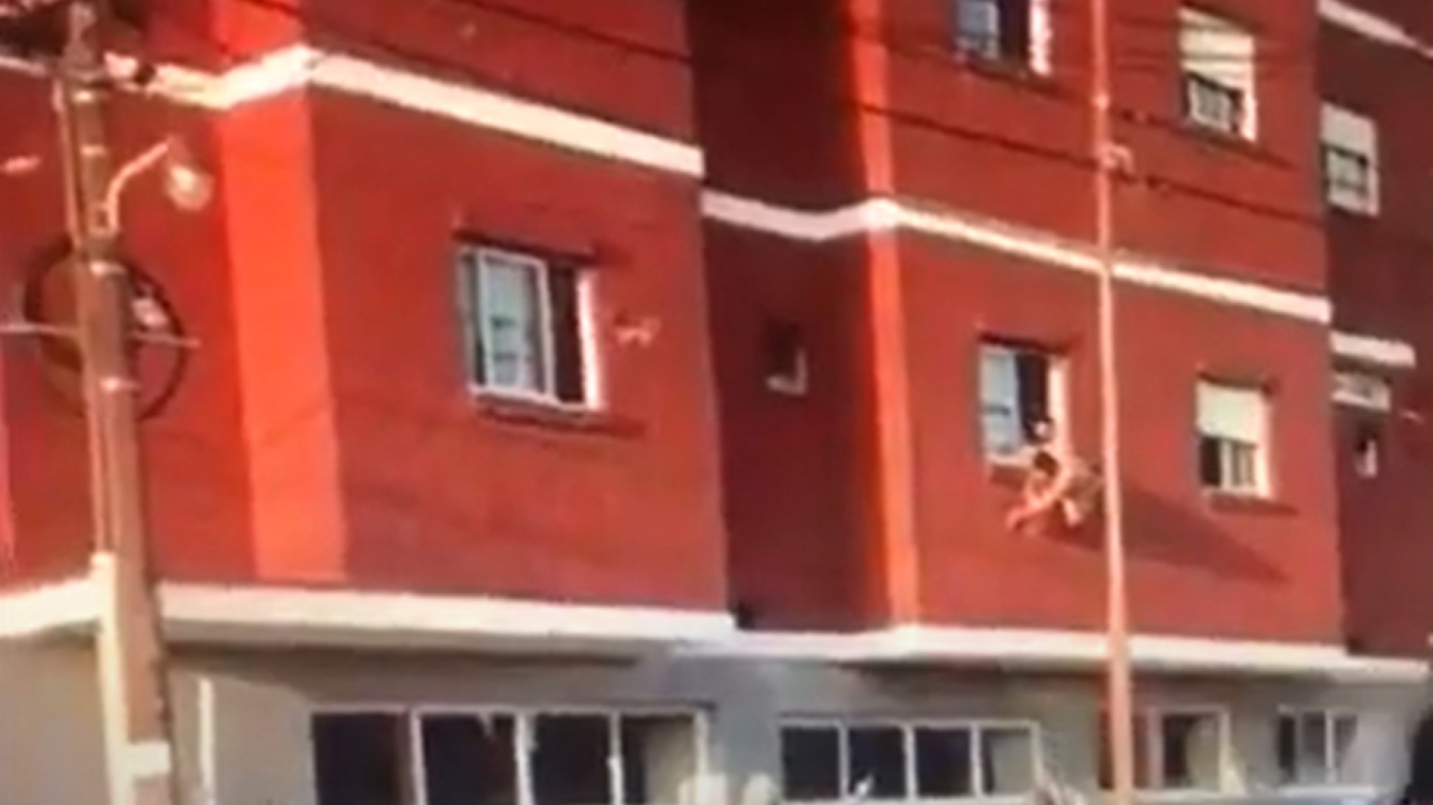 Un paciente con coronavirus quiso tirarse por la ventana de una clínica