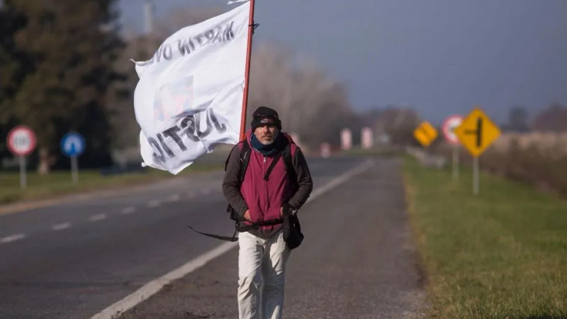 Pide justicia por su hijo caminando 400 km: lleva 5 días