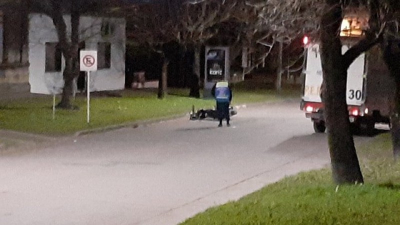 Joven muere en el acto tras caer de una motocicleta