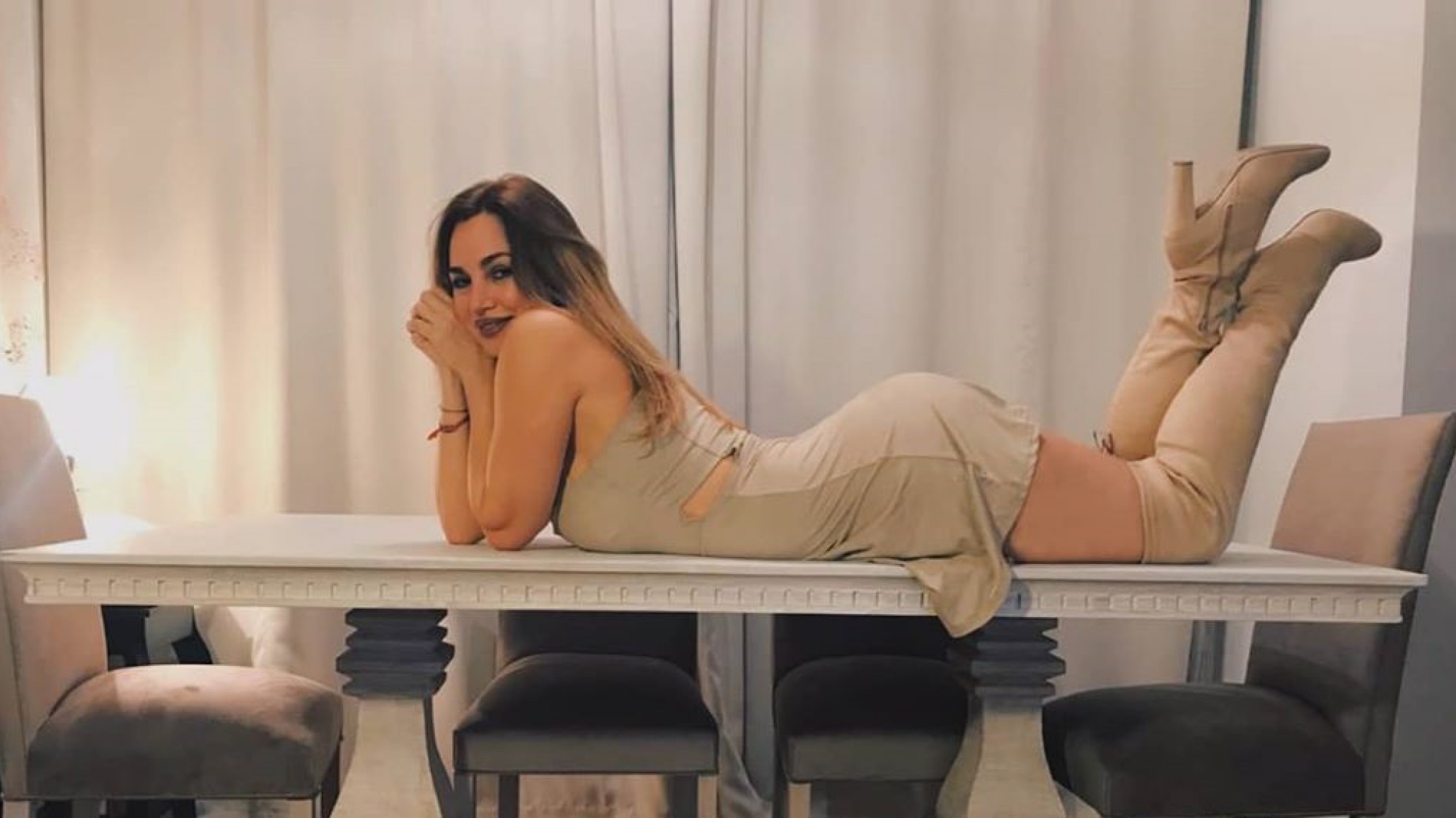 Belén Francese desde la cama en body color piel ¡Fuego!